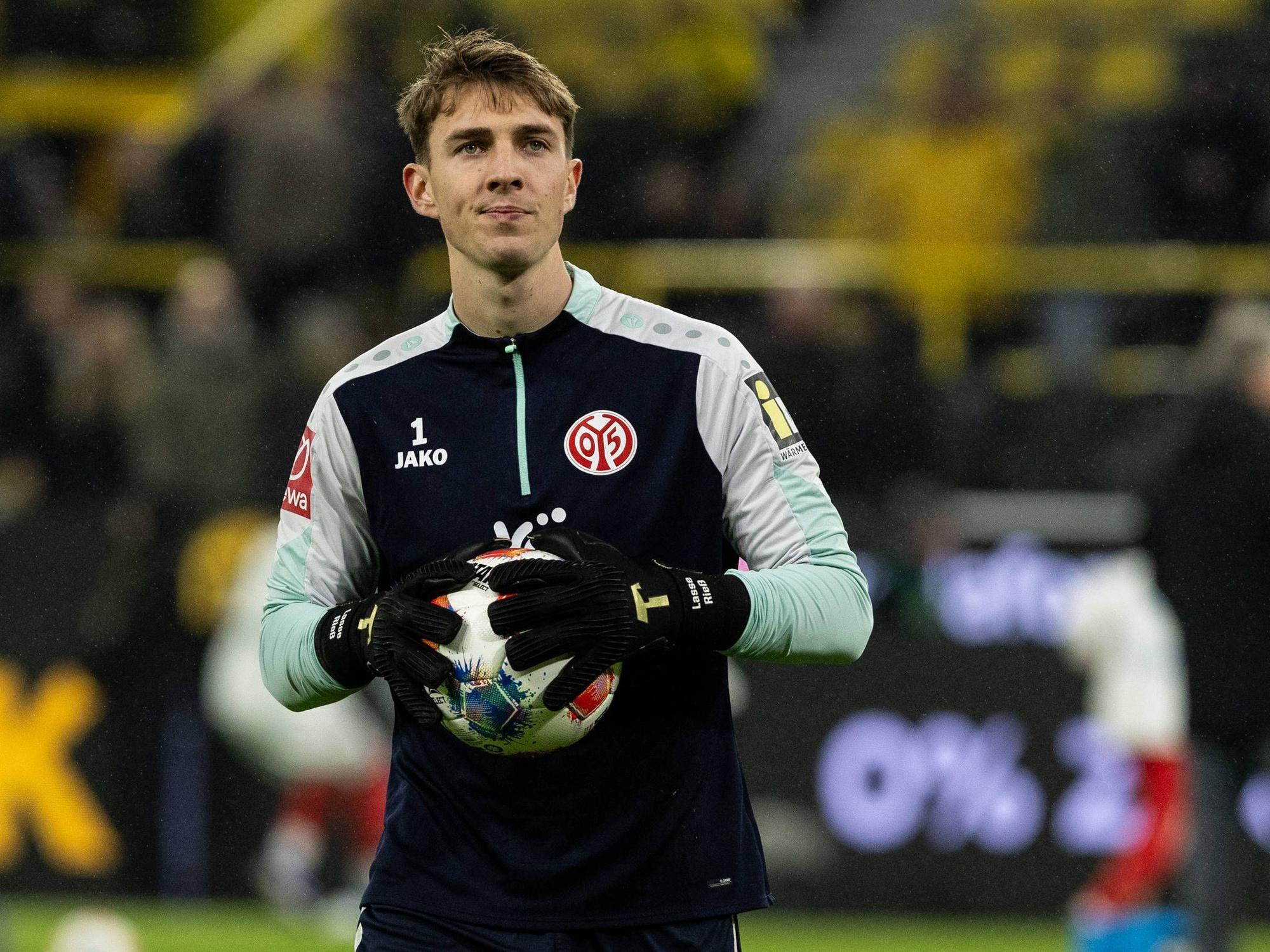 Lasse Rieß macht sich mit einem Ball in der Hand warm.