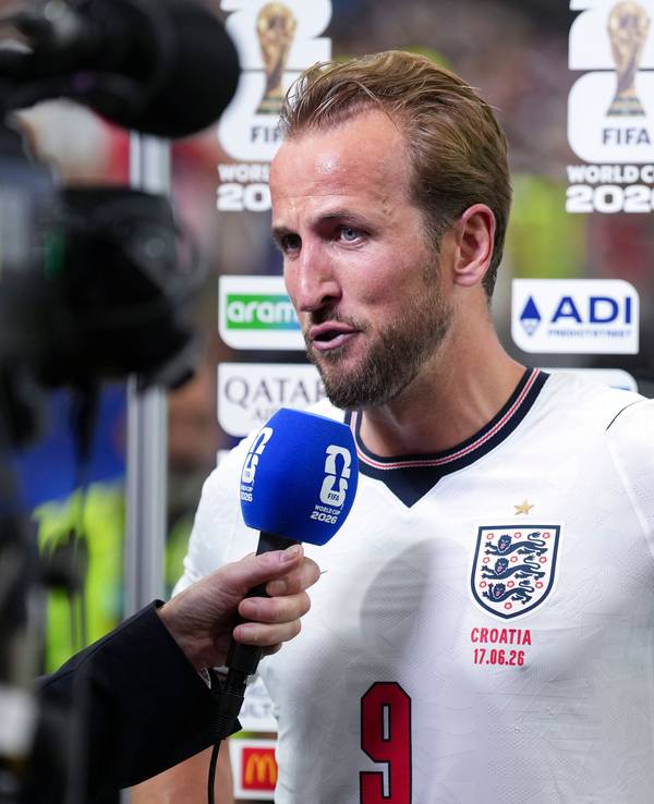 Harry Kane spricht in ein Mikro.
