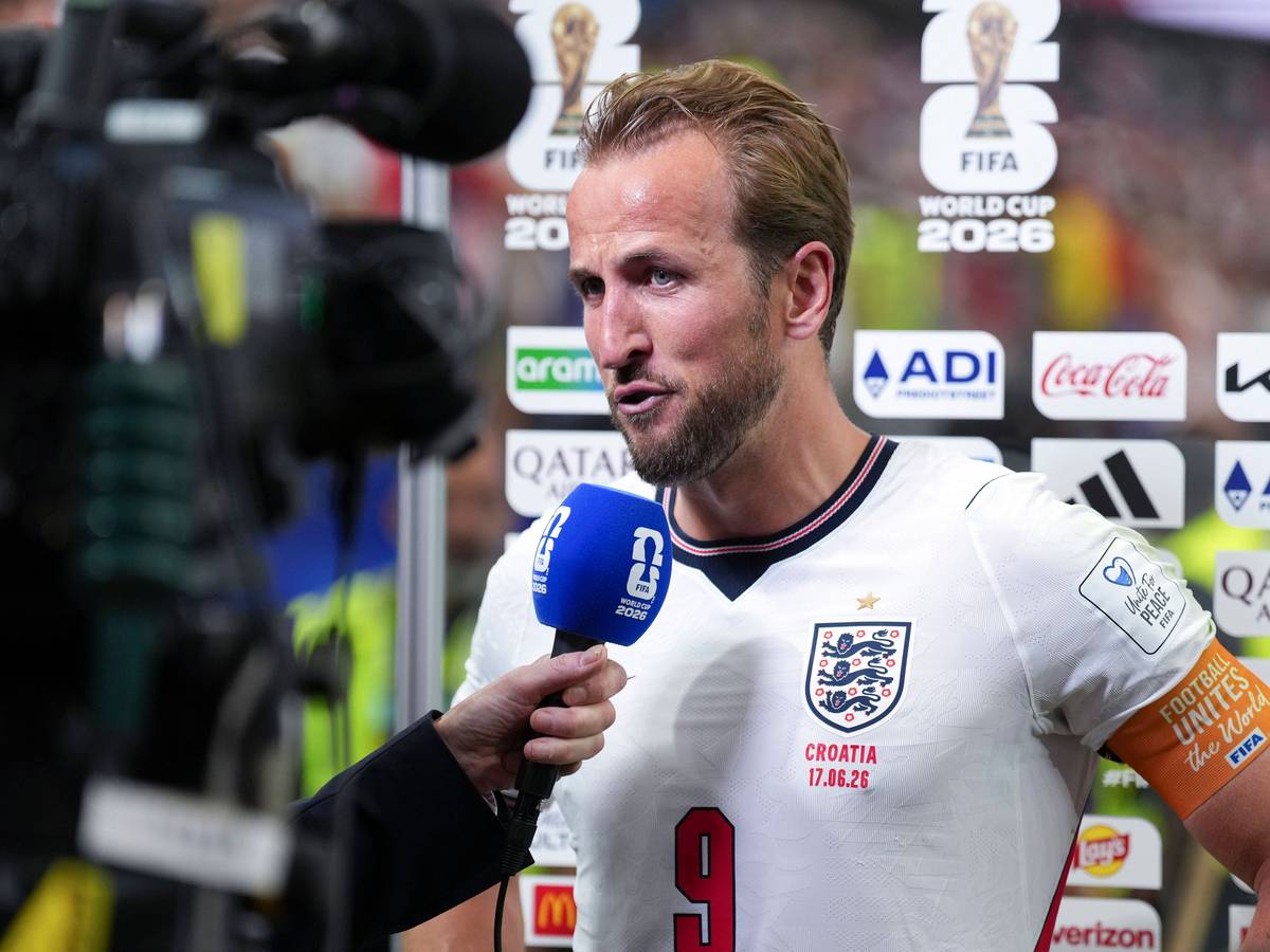 Harry Kane spricht in ein Mikro.