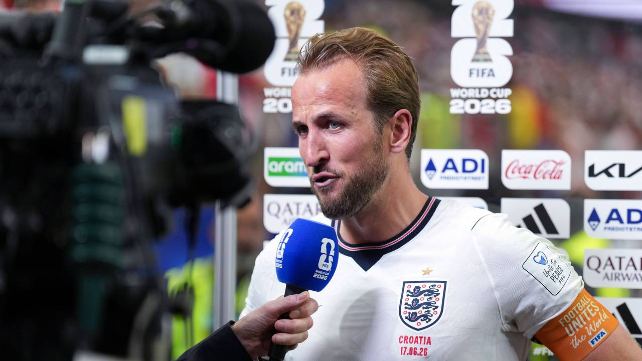 Harry Kane spricht in ein Mikro.