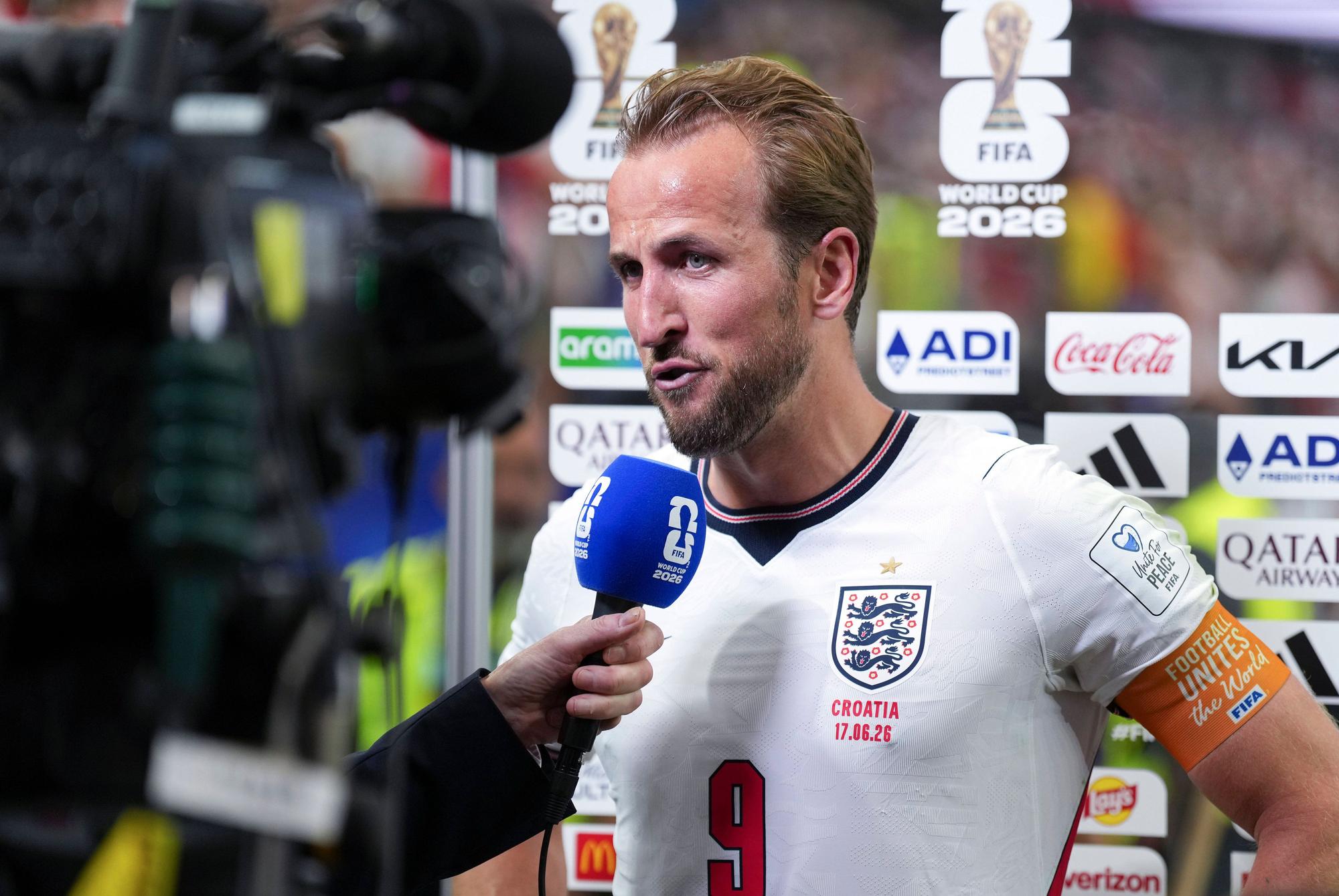 Harry Kane spricht in ein Mikro.