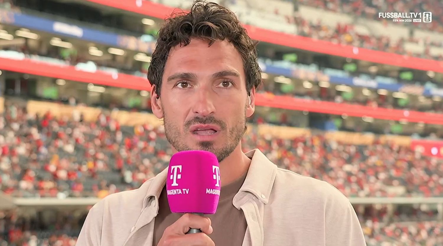 Mats Hummels hat sich zum WM-Skandal um die Rot-Sperre von Folarin Balogun und Donald Trump geäußert. Foto: Screenshot MagentaTV