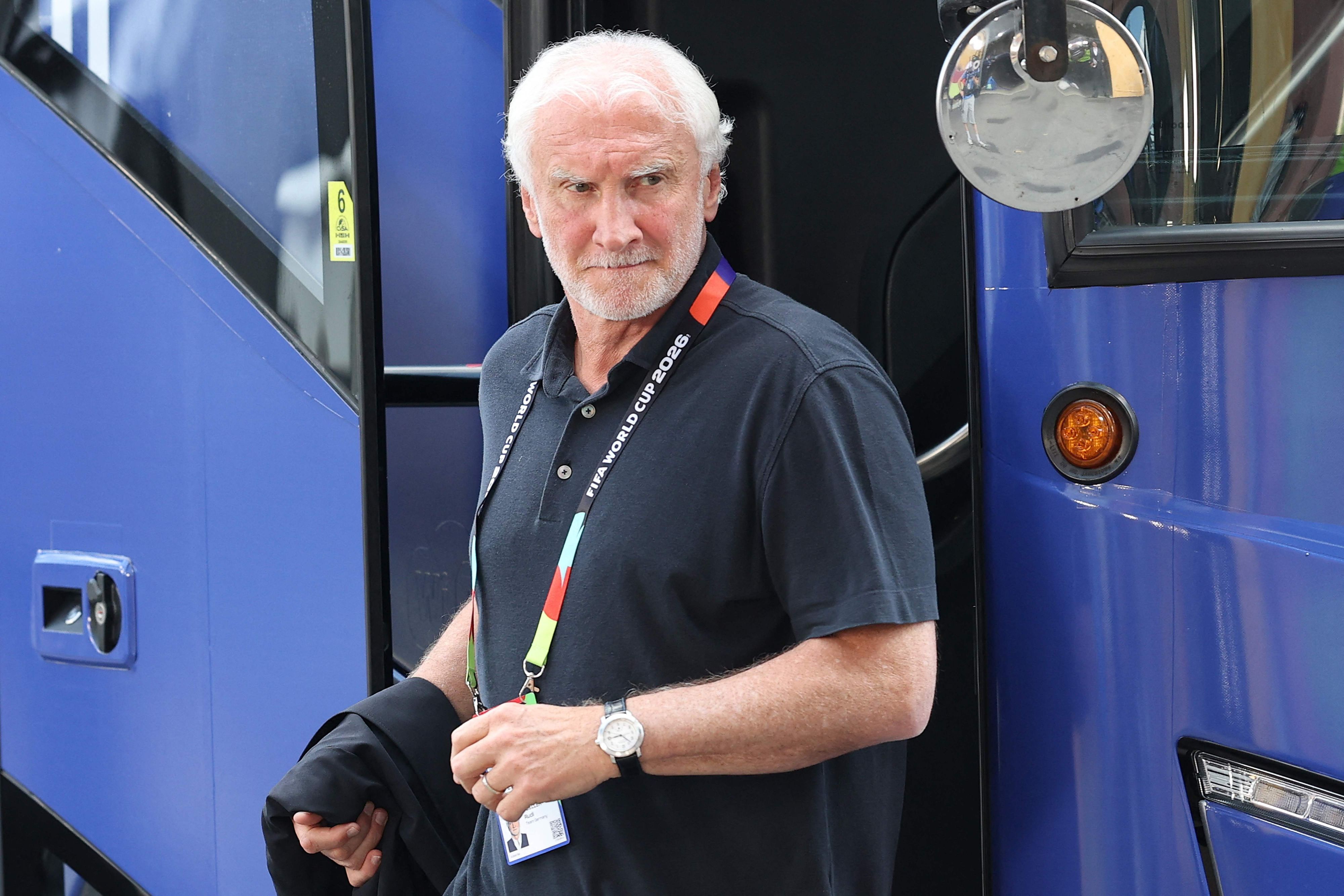 Rudi Völler steigt aus dem Mannschaftsbus aus.