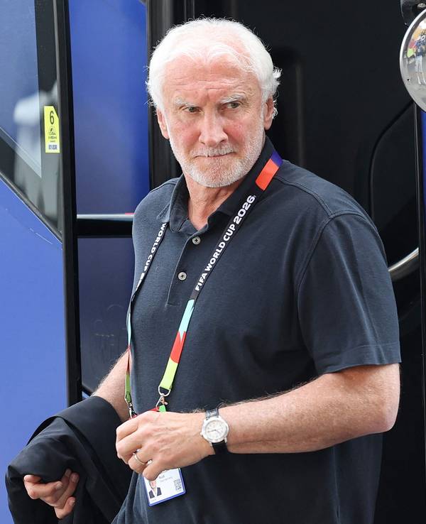 Rudi Völler steigt aus dem Mannschaftsbus aus.
