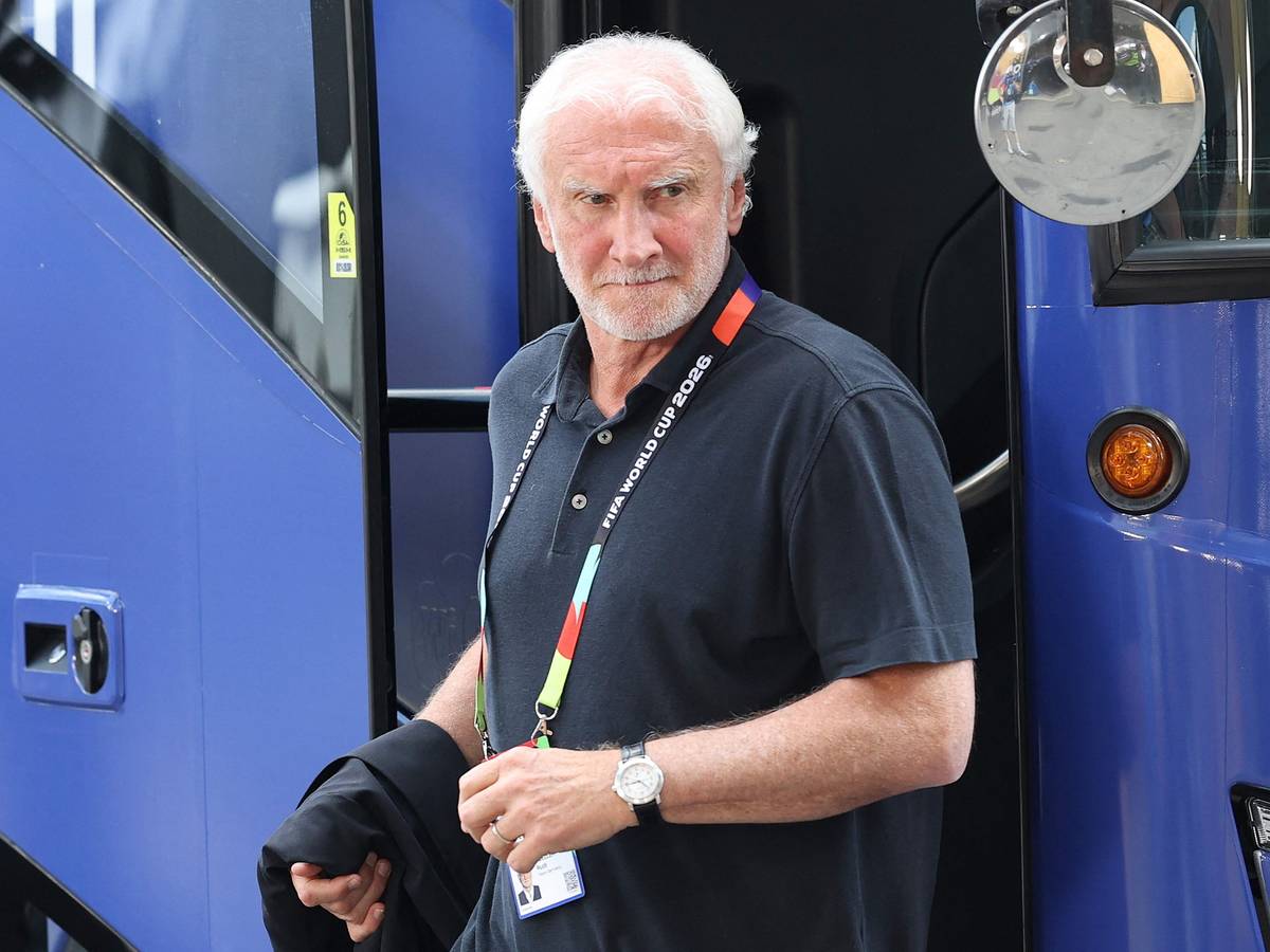 Rudi Völler steigt aus dem Mannschaftsbus aus.