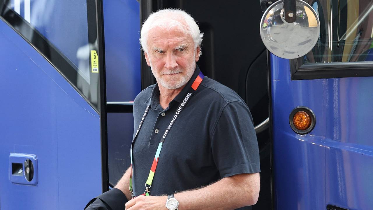 Rudi Völler steigt aus dem Mannschaftsbus aus.