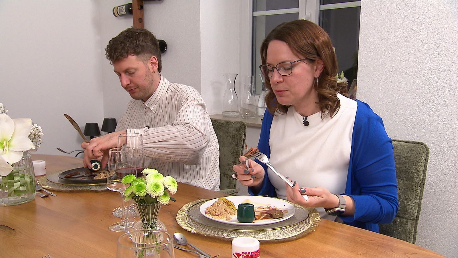 Während Sabrina ihr Reh genießt, kämpft Niclas mit seinem Pilz.
 (Bild: RTL)