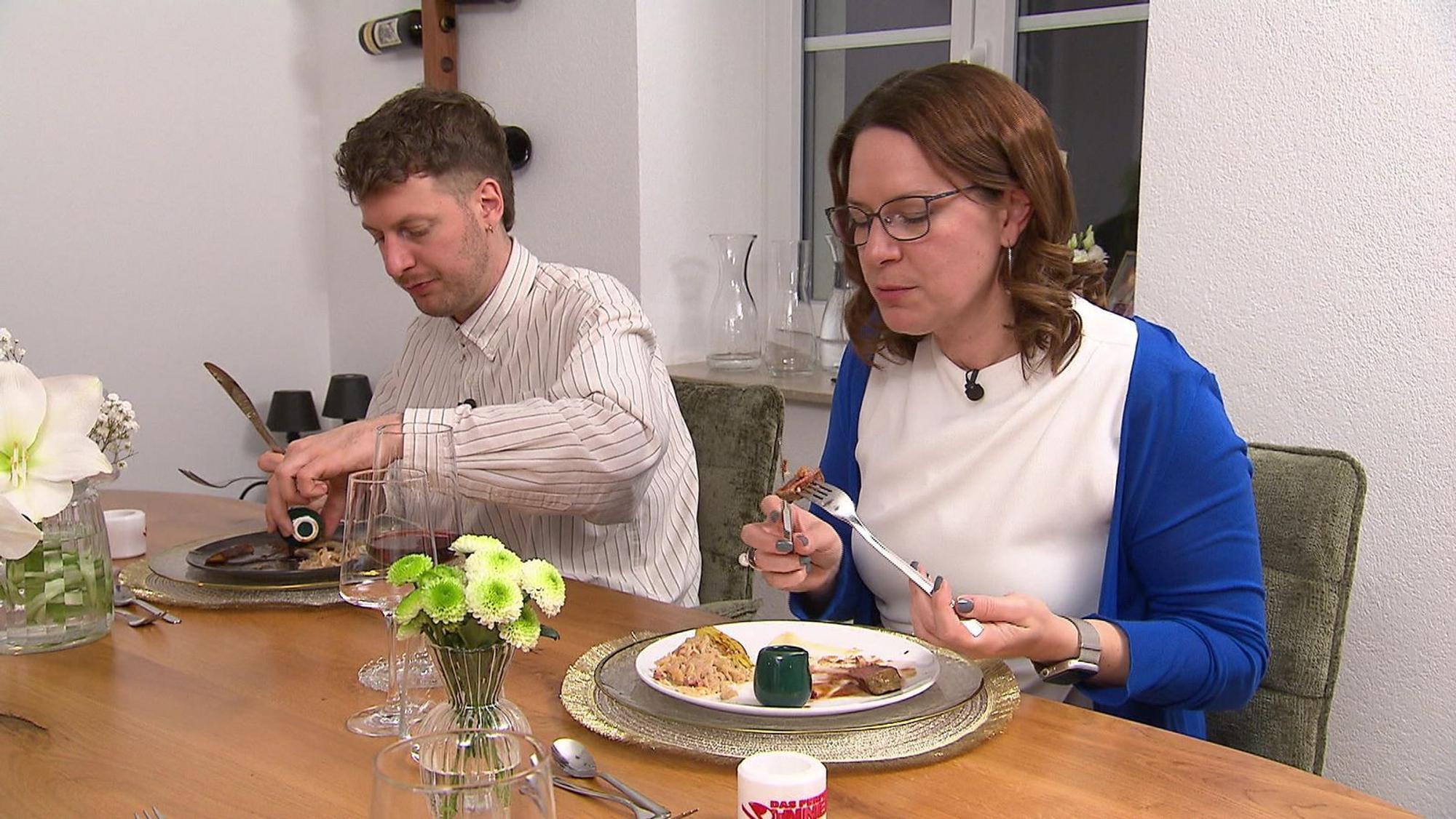 Während Sabrina ihr Reh genießt, kämpft Niclas mit seinem Pilz.
(Bild: RTL)