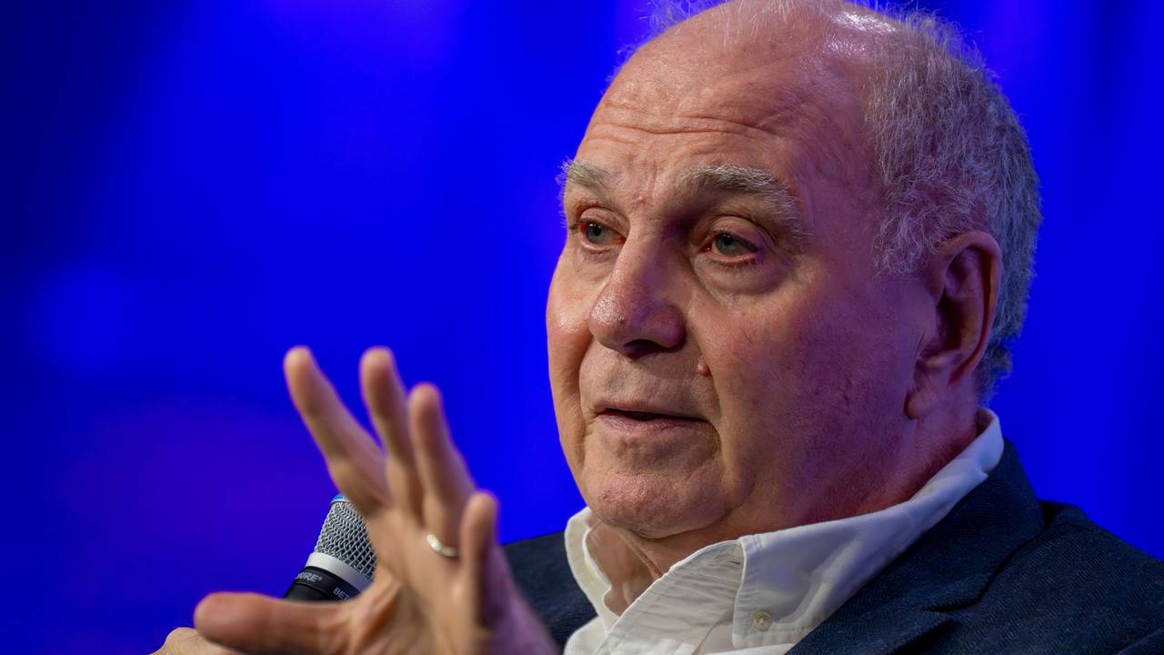 Uli Hoeneß, Ehrenpräsident des FC Bayern München, bei einem Fußball-Talk