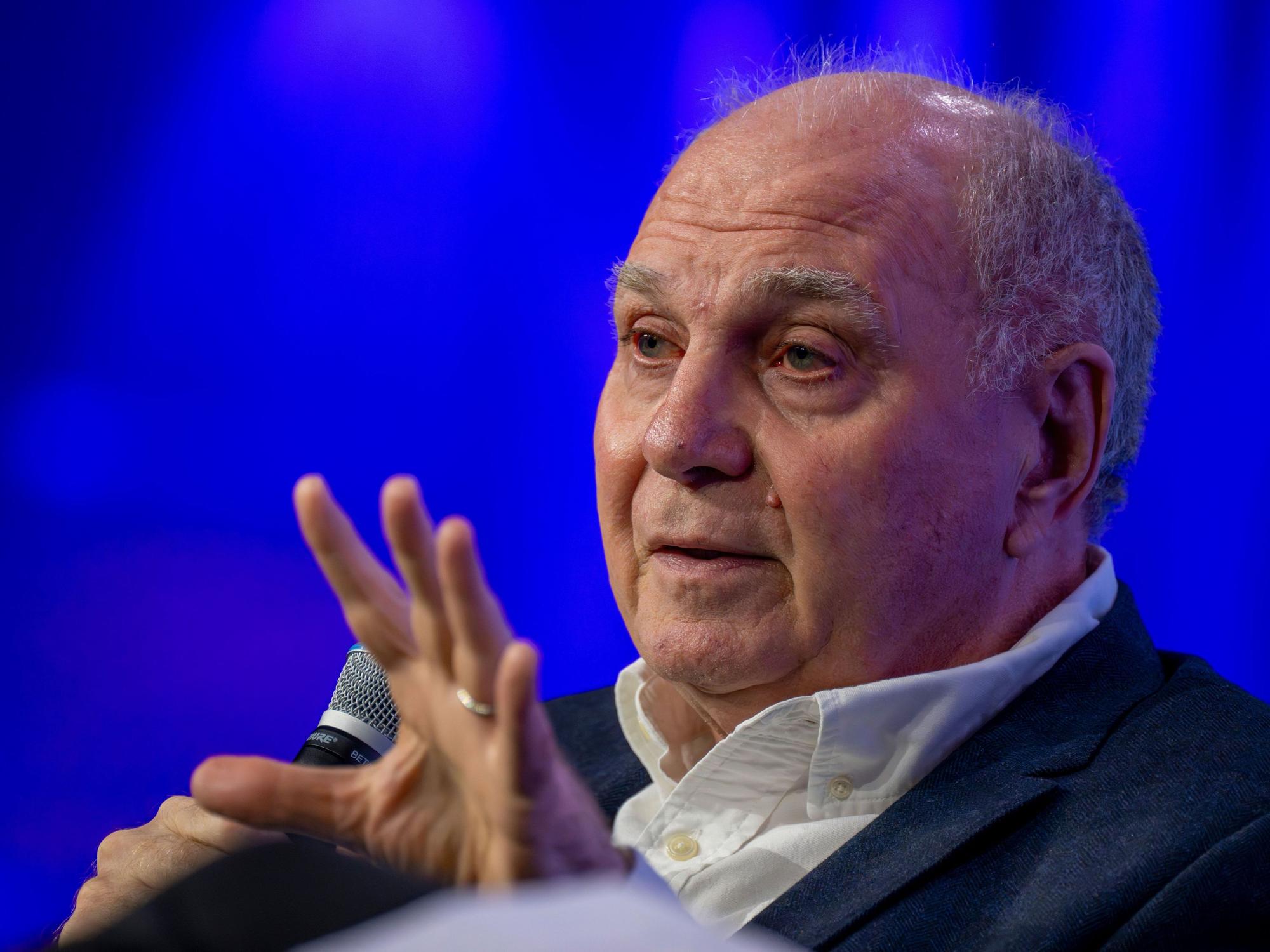 Uli Hoeneß, Ehrenpräsident des FC Bayern München, bei einem Fußball-Talk