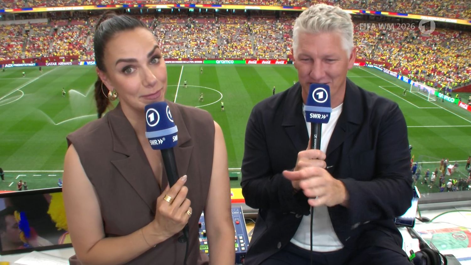 Esther Sedlaczek und Bastian Schweinsteiger auf dem Kommentatorenplatz im BC Place Stadium in Vancouver.
