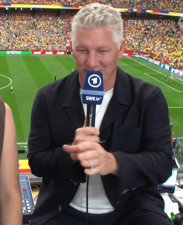 Esther Sedlaczek und Bastian Schweinsteiger auf dem Kommentatorenplatz im BC Place Stadium in Vancouver.