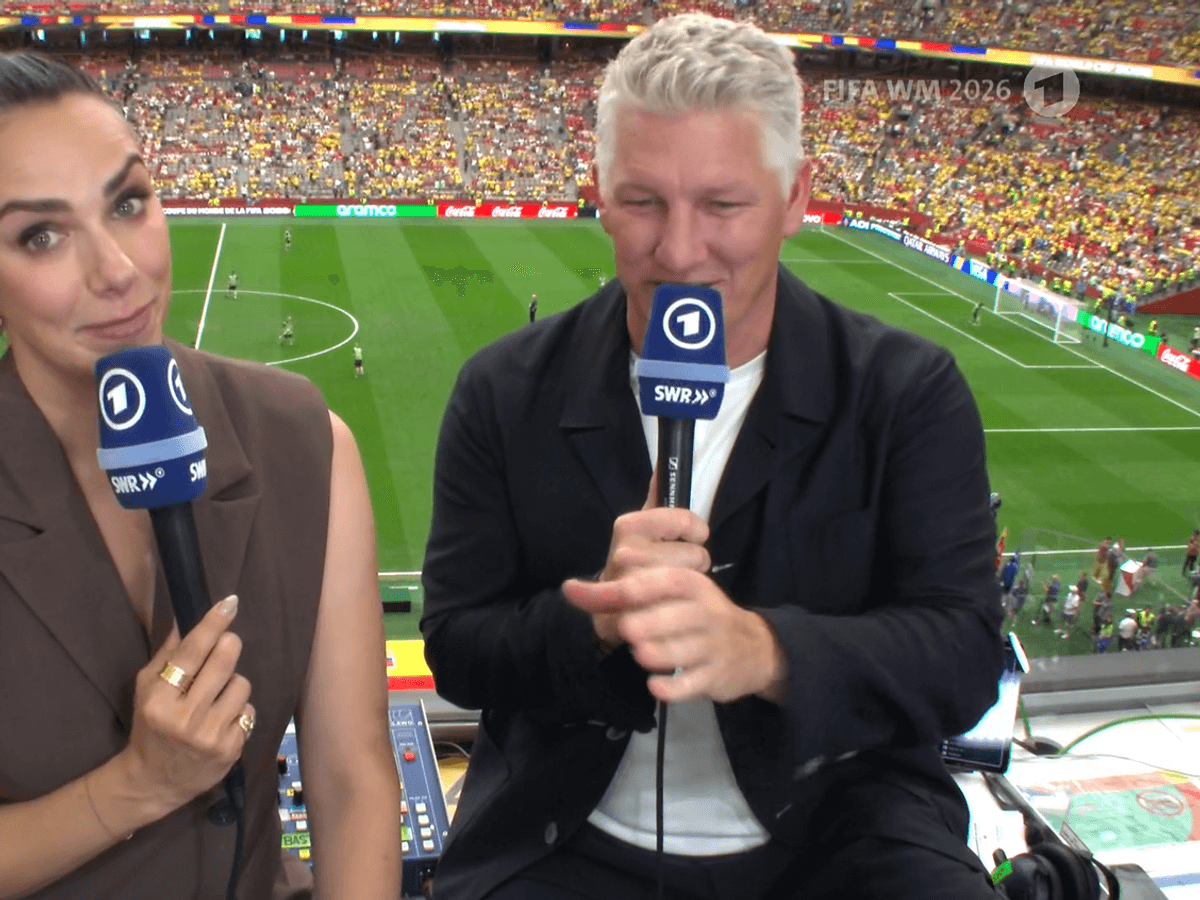 Esther Sedlaczek und Bastian Schweinsteiger auf dem Kommentatorenplatz im BC Place Stadium in Vancouver.