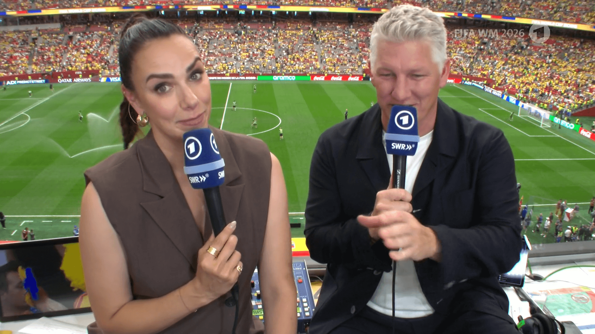 Esther Sedlaczek und Bastian Schweinsteiger auf dem Kommentatorenplatz im BC Place Stadium in Vancouver.
