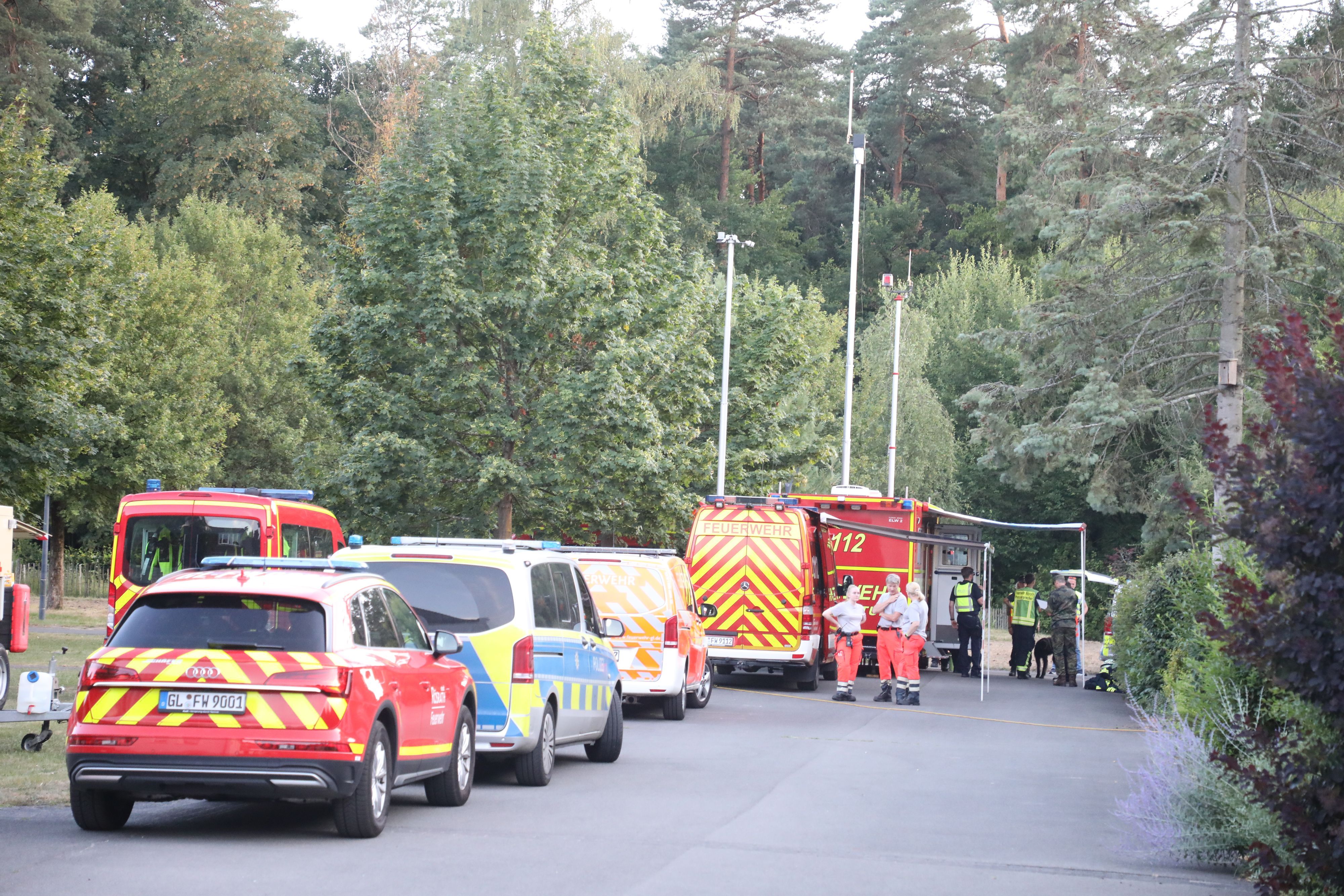 Das brennende Waldstück in der Wahner Heide ist weiträumig abgesperrt. Kampfmittel lauern dort im Boden und erschweren die Brandbekämpfung erheblich.