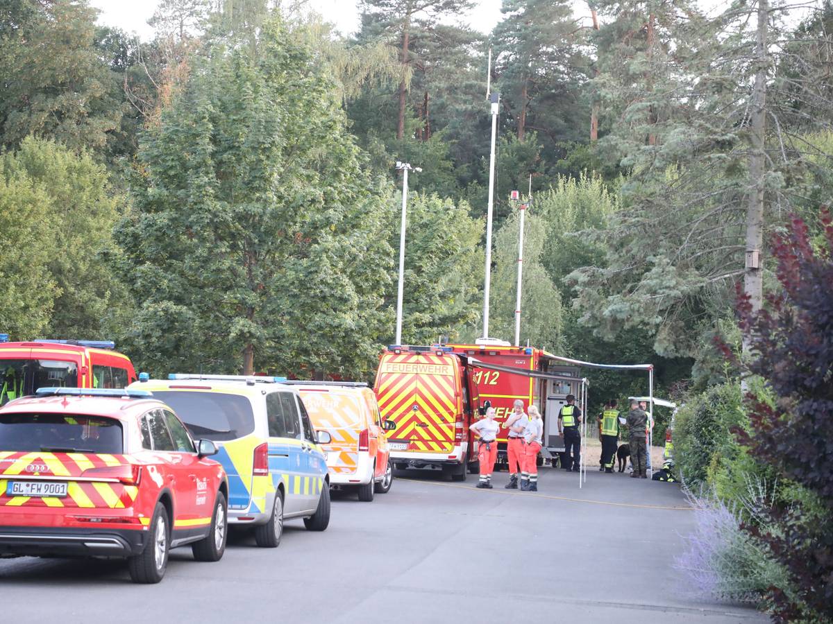 Das brennende Waldstück in der Wahner Heide ist weiträumig abgesperrt. Kampfmittel lauern dort im Boden und erschweren die Brandbekämpfung erheblich.