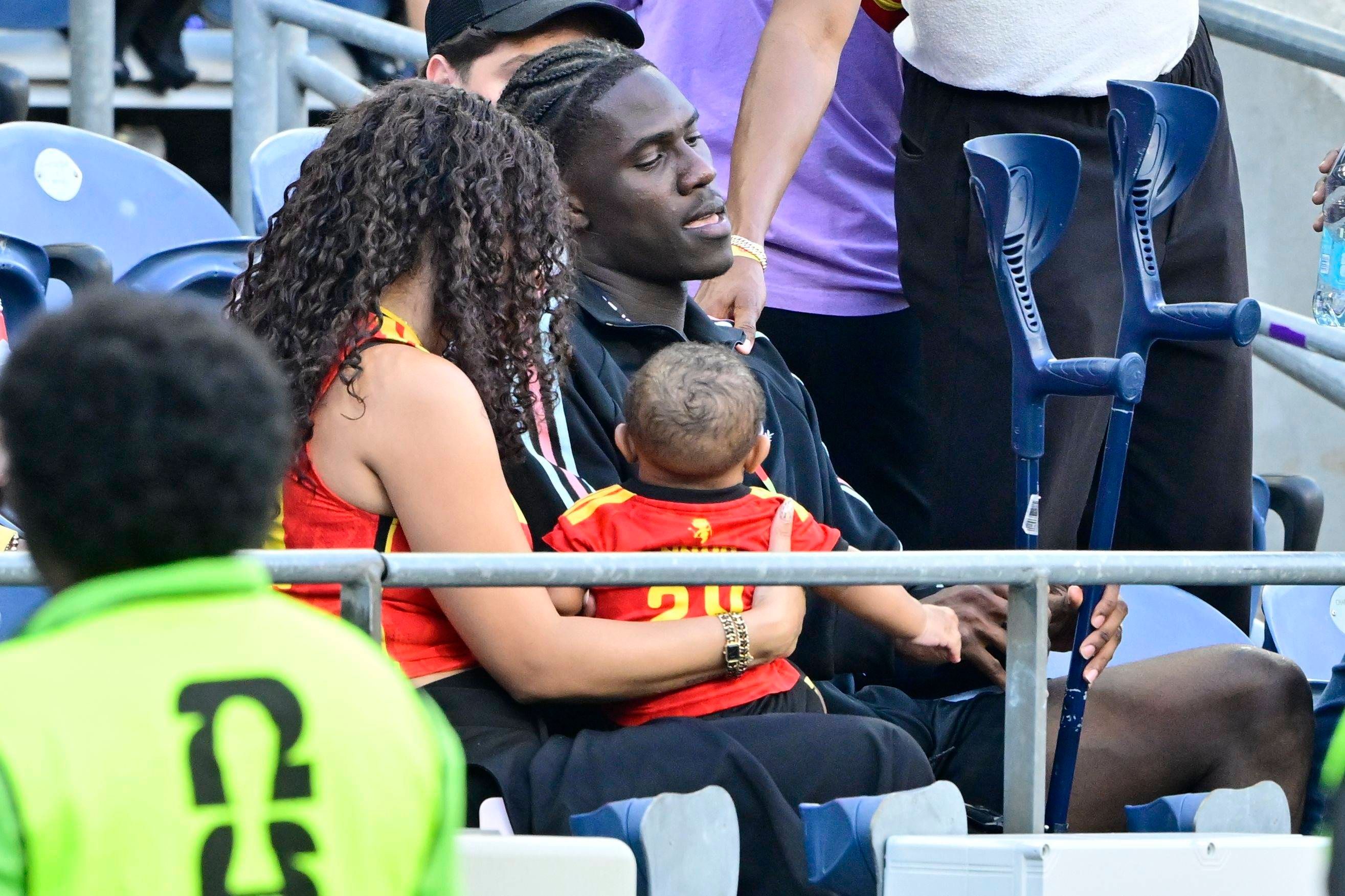 Onana Amadou setzte sich nach seiner Auswechslung mit Krücken zu seiner Familie auf die Tribüne.