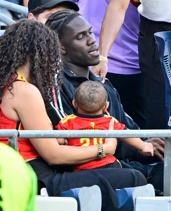 Onana Amadou setzte sich nach seiner Auswechslung mit Krücken zu seiner Familie auf die Tribüne.
