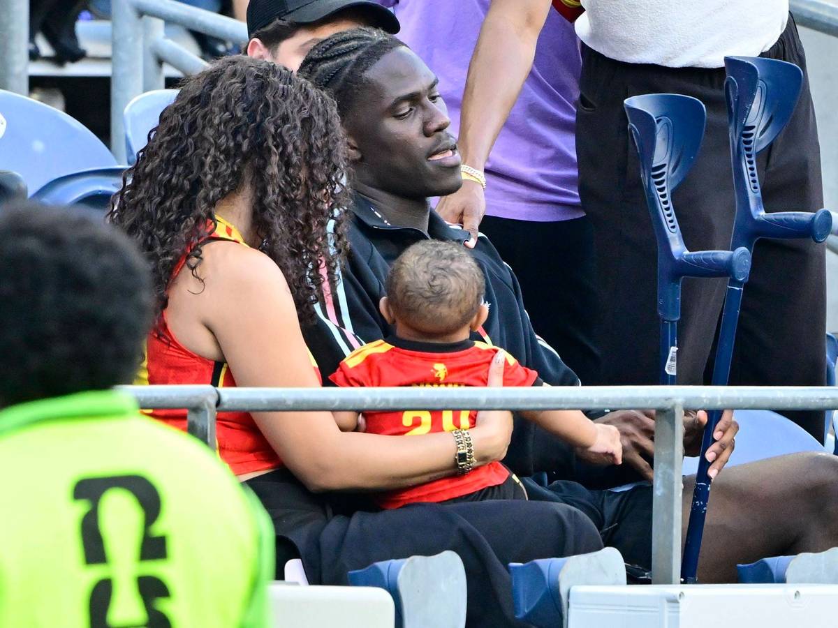 Onana Amadou setzte sich nach seiner Auswechslung mit Krücken zu seiner Familie auf die Tribüne.