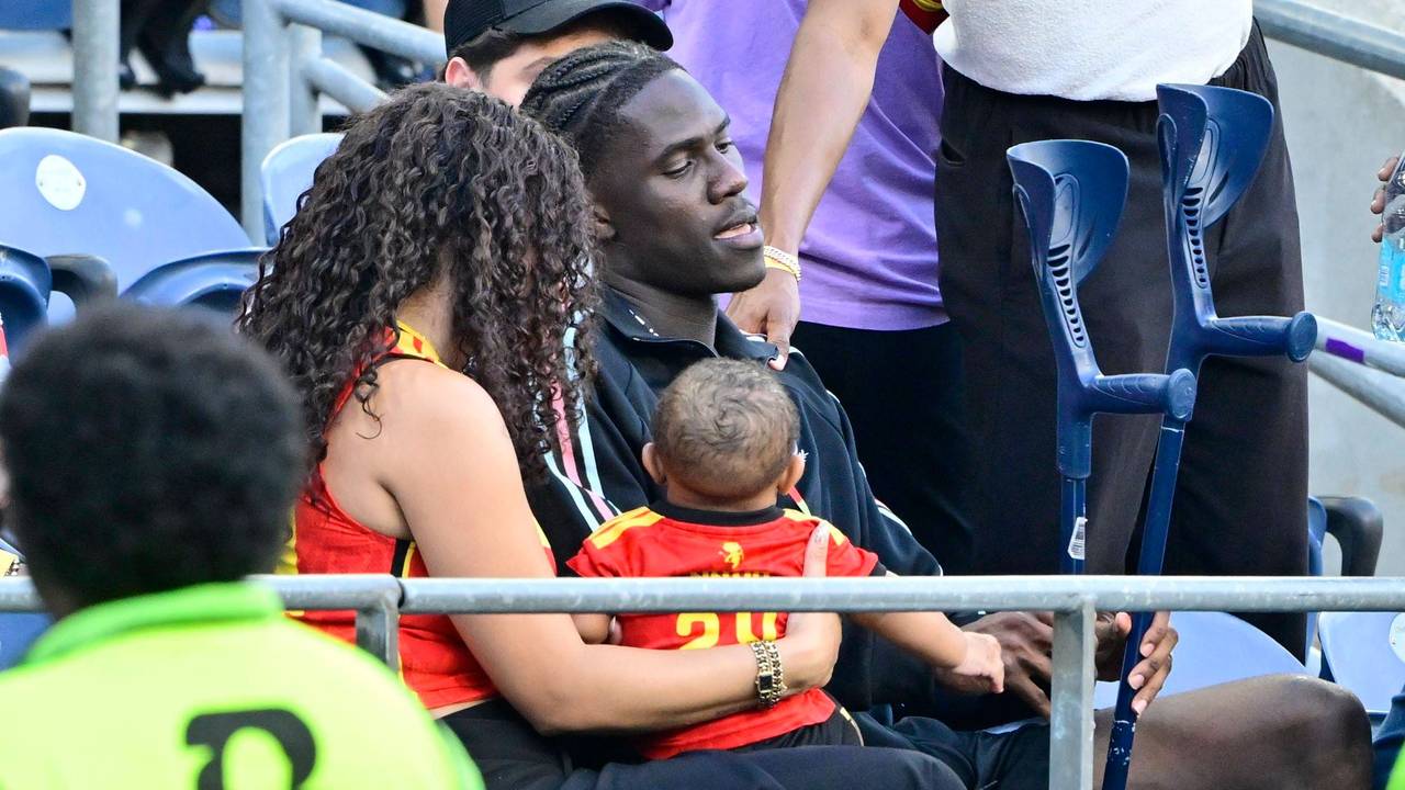 Onana Amadou setzte sich nach seiner Auswechslung mit Krücken zu seiner Familie auf die Tribüne.