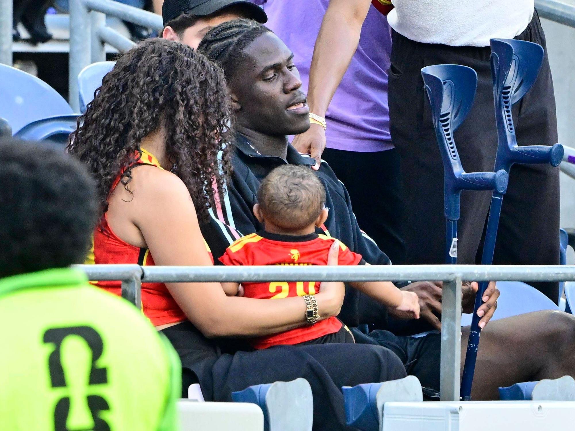 Onana Amadou setzte sich nach seiner Auswechslung mit Krücken zu seiner Familie auf die Tribüne.