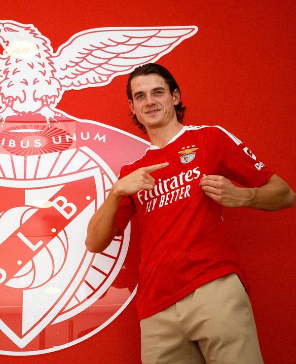 Jakub Kaminski im Trikot von Benfica Lissabon