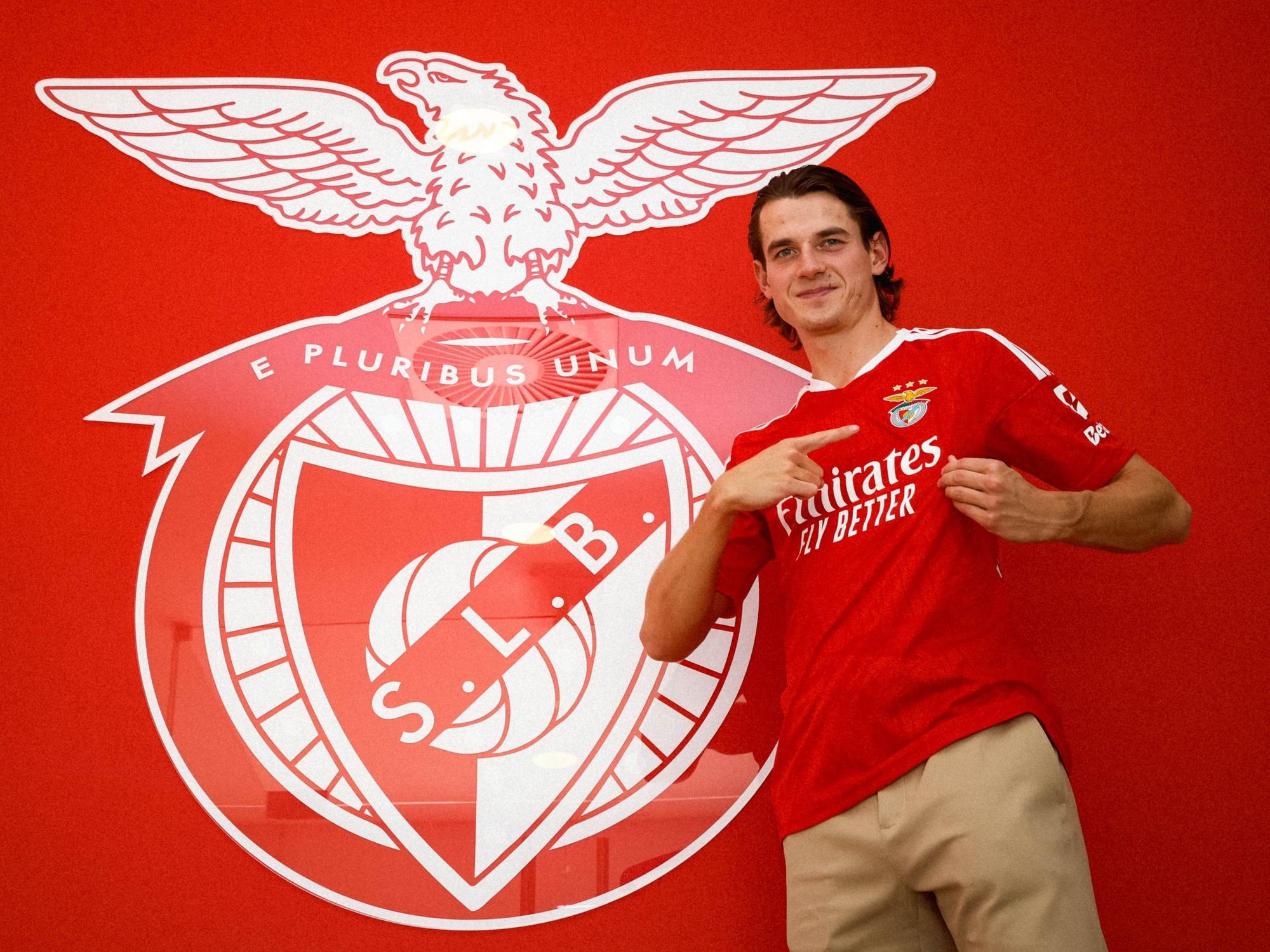 Jakub Kaminski im Trikot von Benfica Lissabon