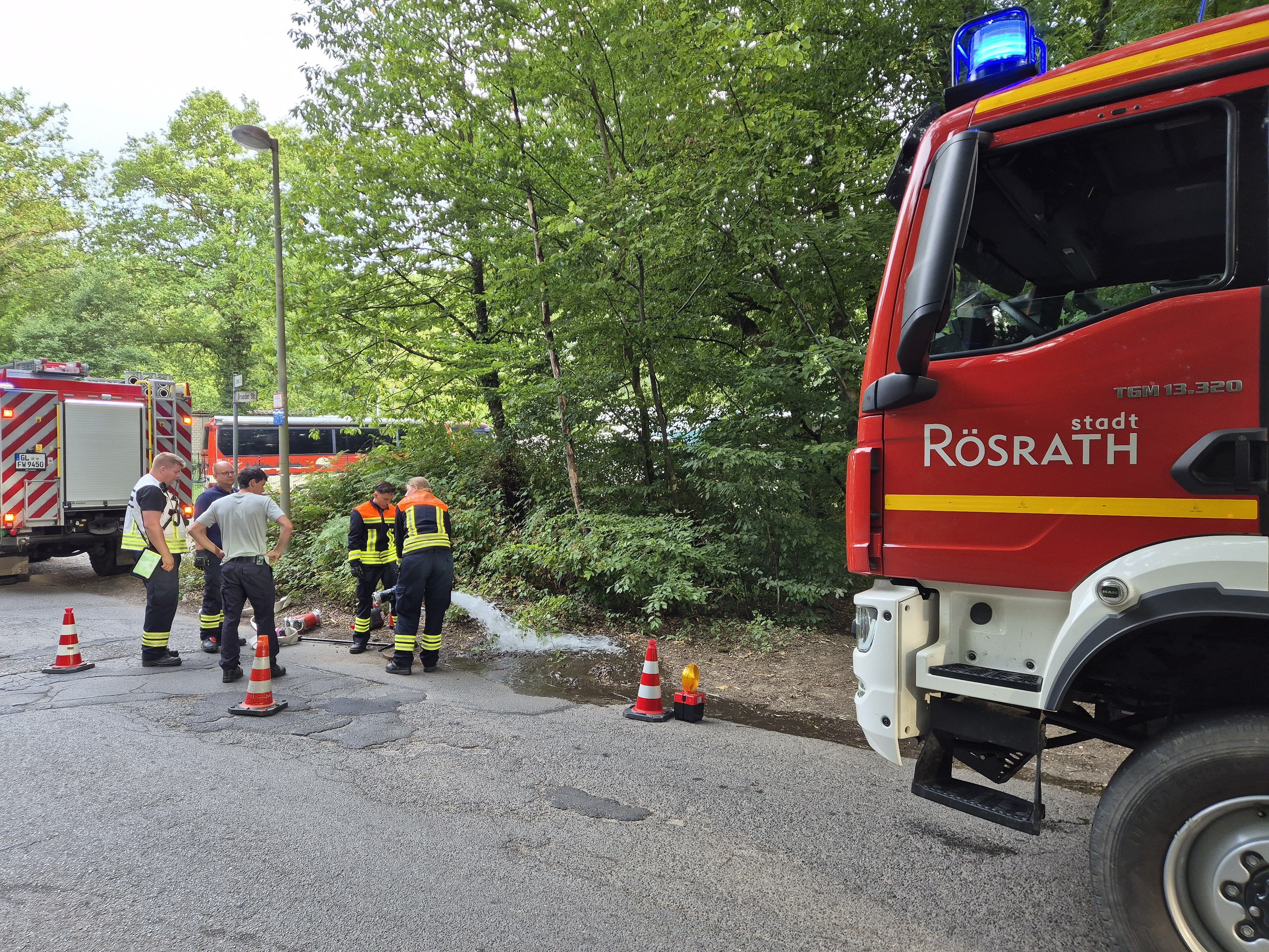 Einsatzkräfte der Feuerwehr bauen eine Wasserversorgung zum Brandort auf. In der Wahner Heide östlich von Köln kämpft die Feuerwehr gegen einen Waldbrand an. Es besteht der Verdacht, dass im Boden des früheren militärischen Übungsgeländes Munitionsreste liegen, die durch das Feuer explodieren könnten.