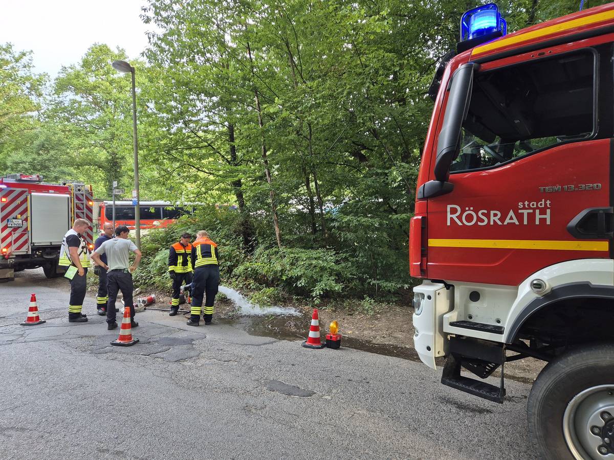 Einsatzkräfte der Feuerwehr bauen eine Wasserversorgung zum Brandort auf. In der Wahner Heide östlich von Köln kämpft die Feuerwehr gegen einen Waldbrand an. Es besteht der Verdacht, dass im Boden des früheren militärischen Übungsgeländes Munitionsreste liegen, die durch das Feuer explodieren könnten.