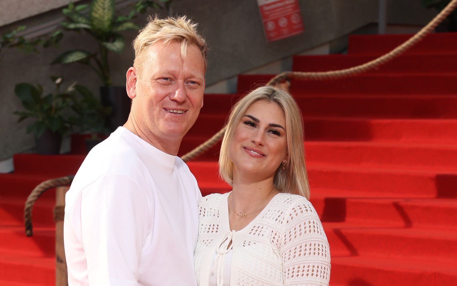 Verliebt über beide Ohren und seit Anfang 2024 verlobt: der Entertainer Jens Knossalla und die Influencerin Lia Mitrou.  (Bild: 2025 Getty Images/Gerald Matzka)