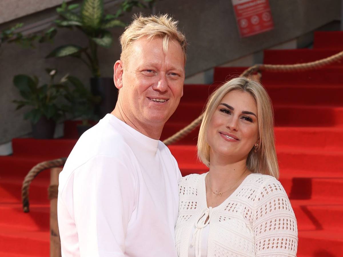 Verliebt über beide Ohren und seit Anfang 2024 verlobt: der Entertainer Jens Knossalla und die Influencerin Lia Mitrou. (Bild: 2025 Getty Images/Gerald Matzka)