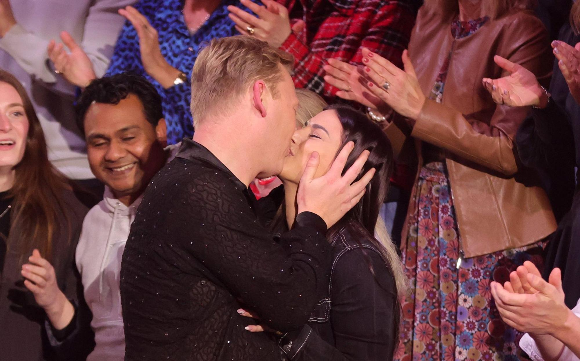 Auch das eine Bühne beide: Jens „Knossi“ Knossalla küsst seine Partnerin Lia Mitrou in einer Sendung der 16. Staffel von „Let's Dance“. (Bild: 2023 Getty Images/Joshua Sammer)