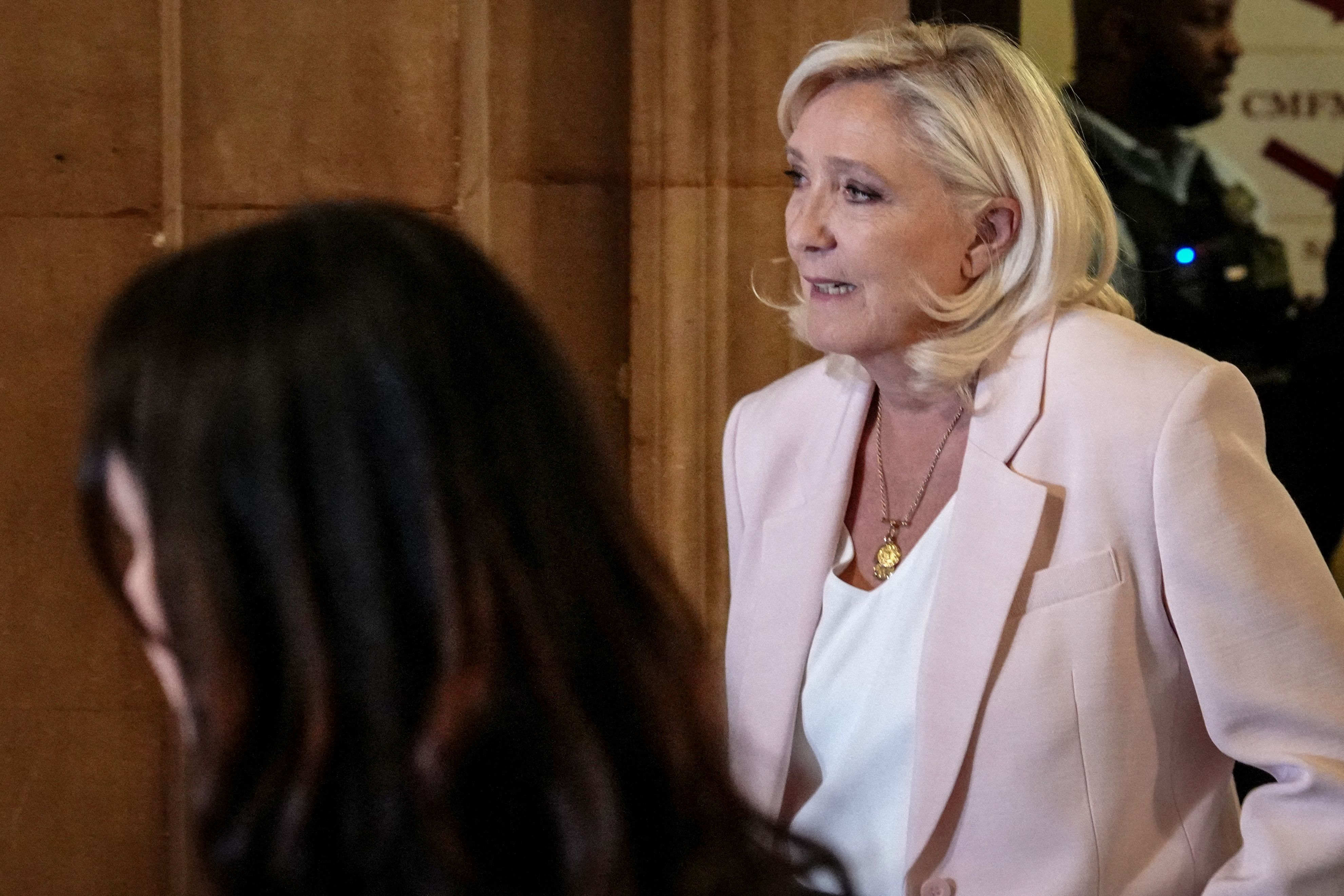 Die Vorsitzende der Fraktion der rechtsextremen Partei „Rassemblement National“ (RN), Marine Le Pen, trifft am Pariser Berufungsgericht ein.