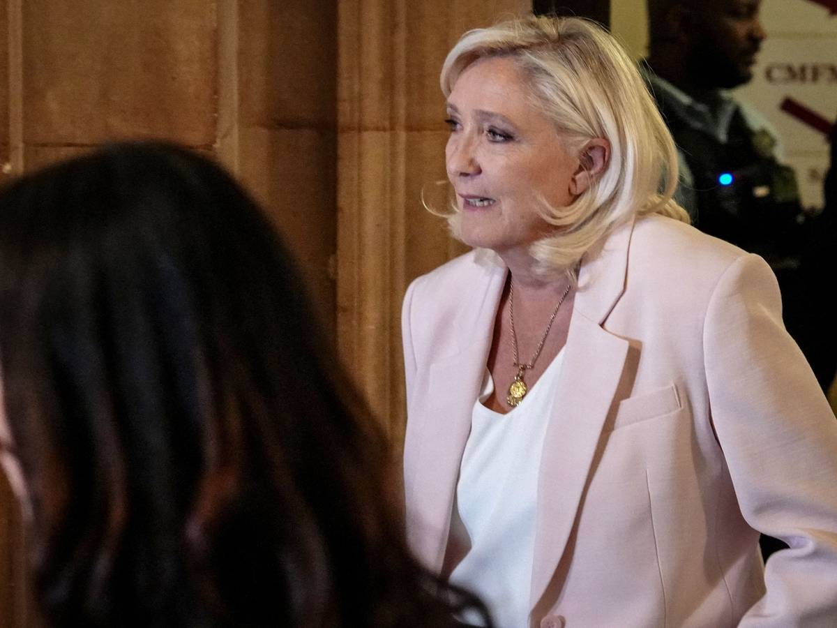 Die Vorsitzende der Fraktion der rechtsextremen Partei „Rassemblement National“ (RN), Marine Le Pen, trifft am Pariser Berufungsgericht ein.
