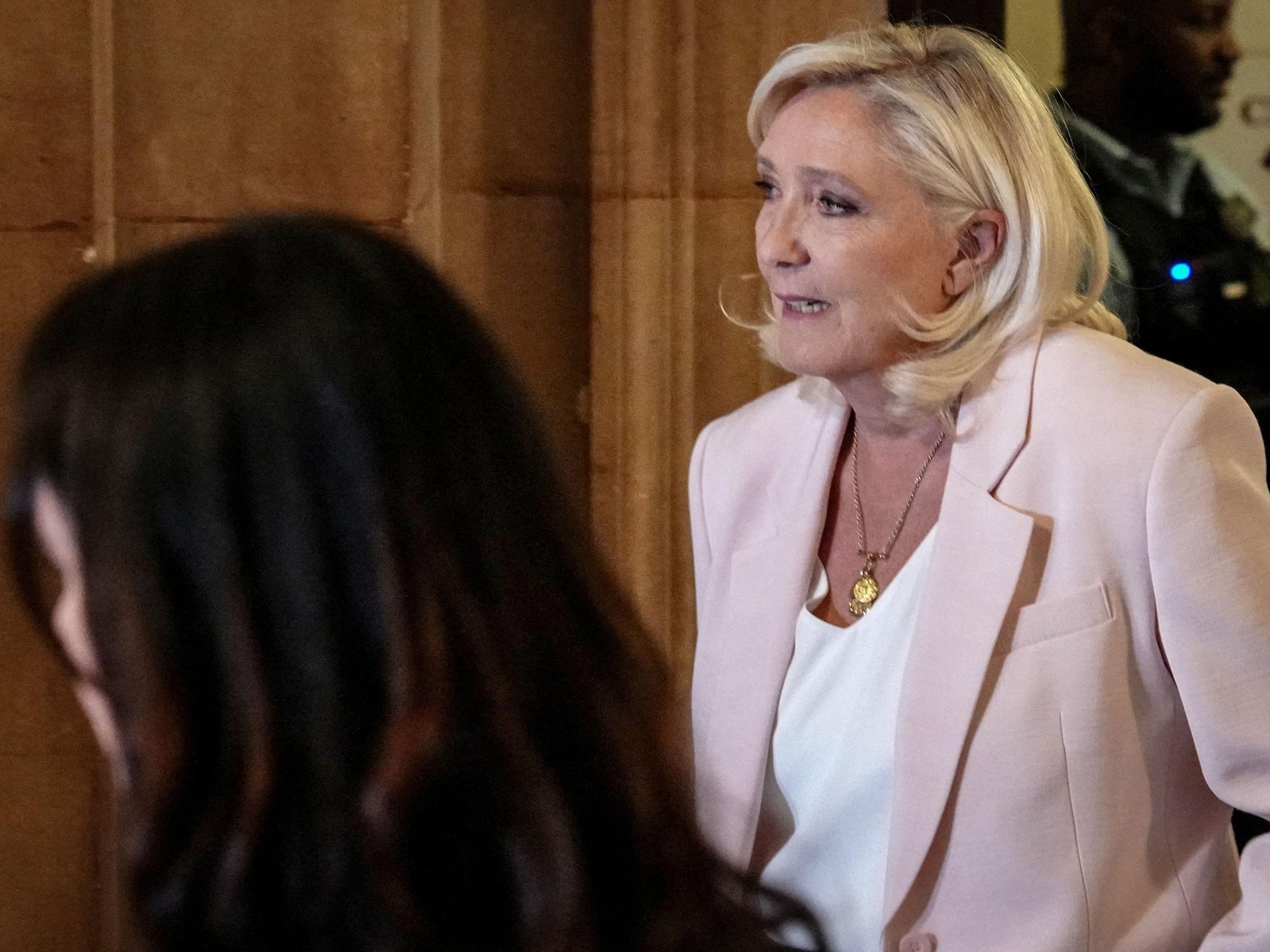 Die Vorsitzende der Fraktion der rechtsextremen Partei „Rassemblement National“ (RN), Marine Le Pen, trifft am Pariser Berufungsgericht ein.