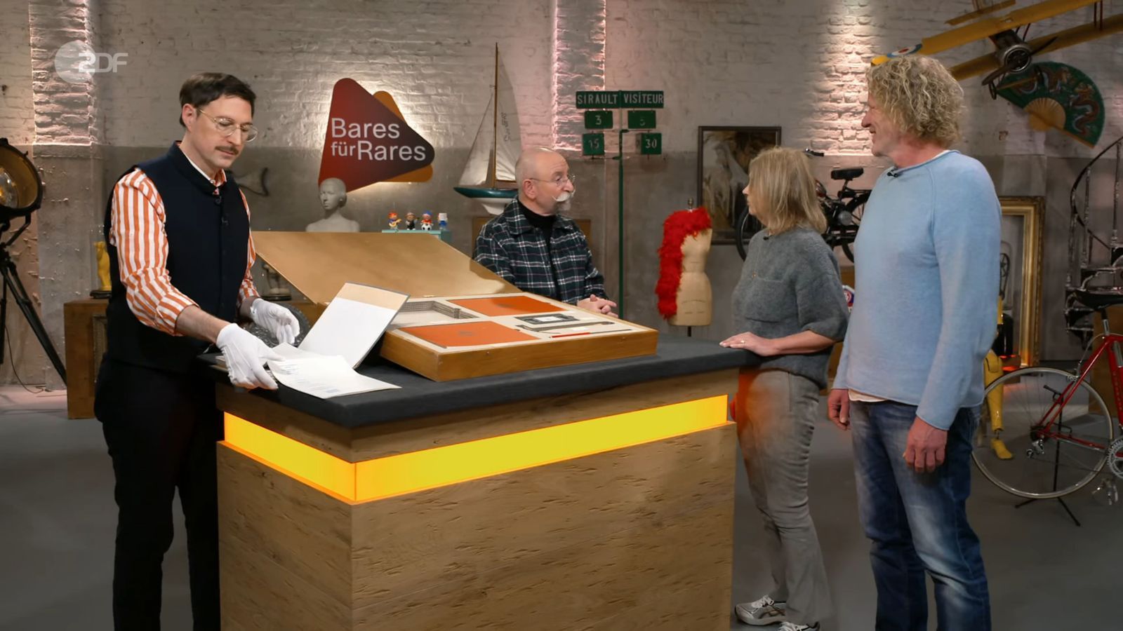 Den stolzen Wunschpreis von 2.500 Euro hielt Colmar Schulte-Goltz für angemessen. „Ich könnte mir vorstellen, der eine oder andere von den Herrschaften hat noch kein eigenes Gebäude und somit hätte er alles“, dachte Lichter über die Händler nach. (Bild: ZDF)