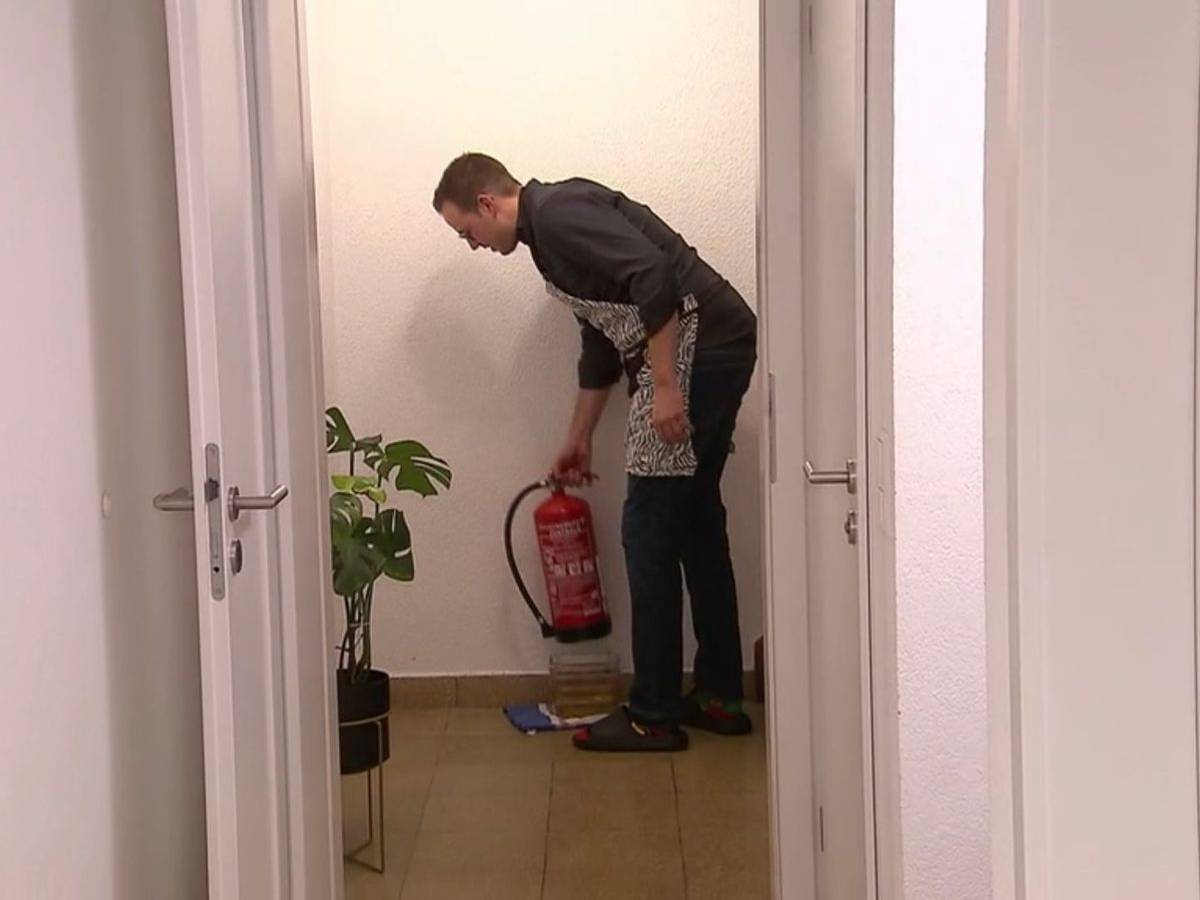 Sein gestapeltes Gratin beschwert Jonas mit dem Feuerlöscher.
(Bild: RTL)