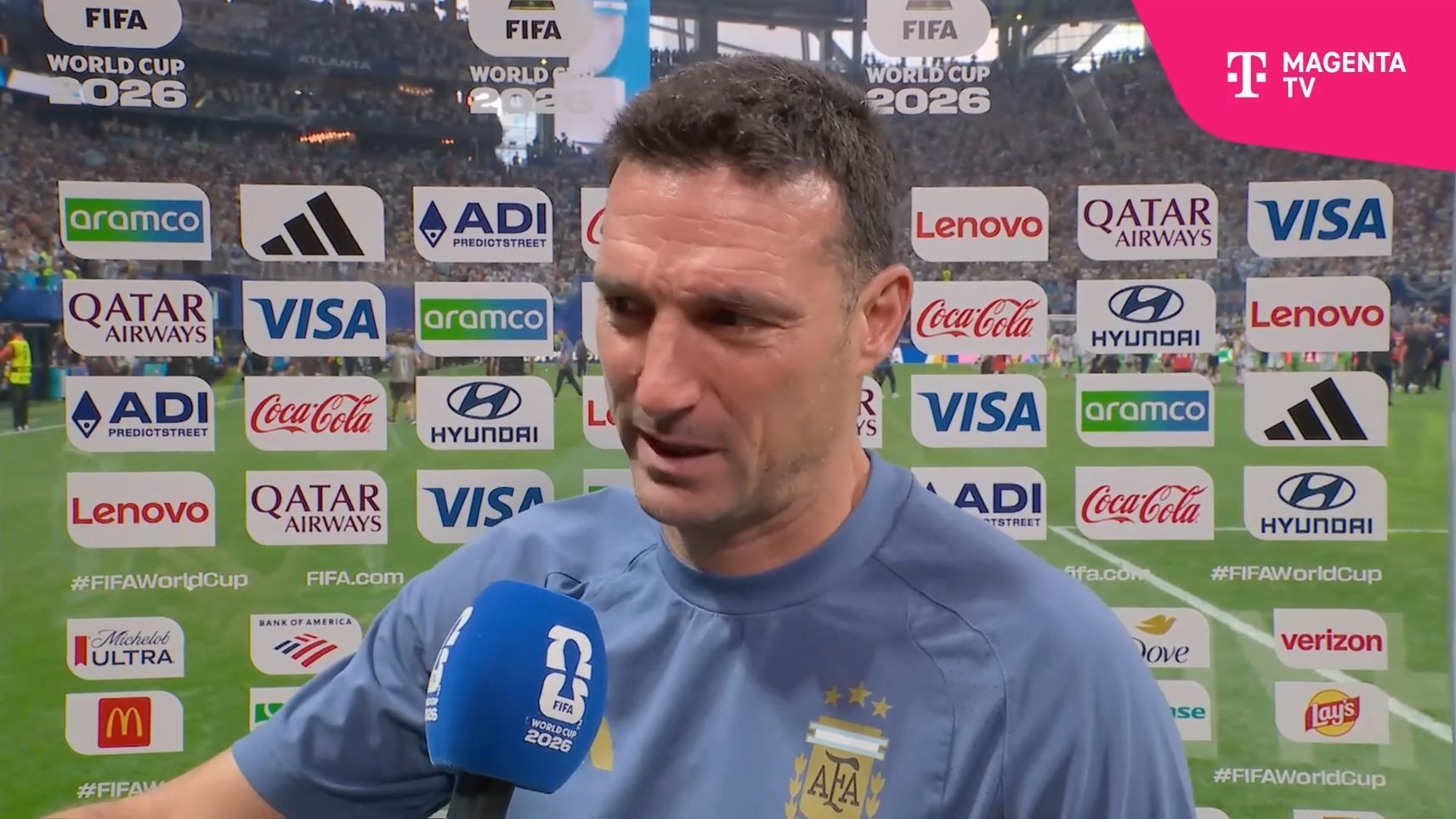 Lionel Scaloni hat im Interview Tränen in den Augen.