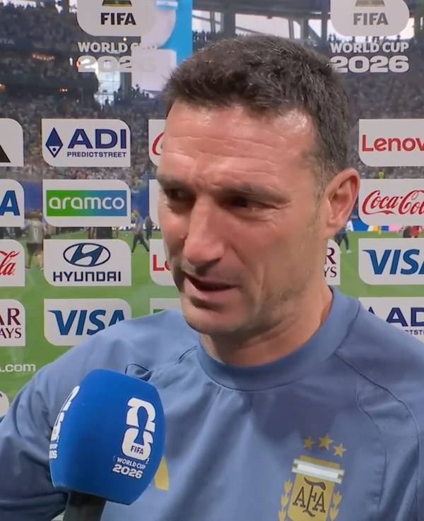 Lionel Scaloni hat im Interview Tränen in den Augen.