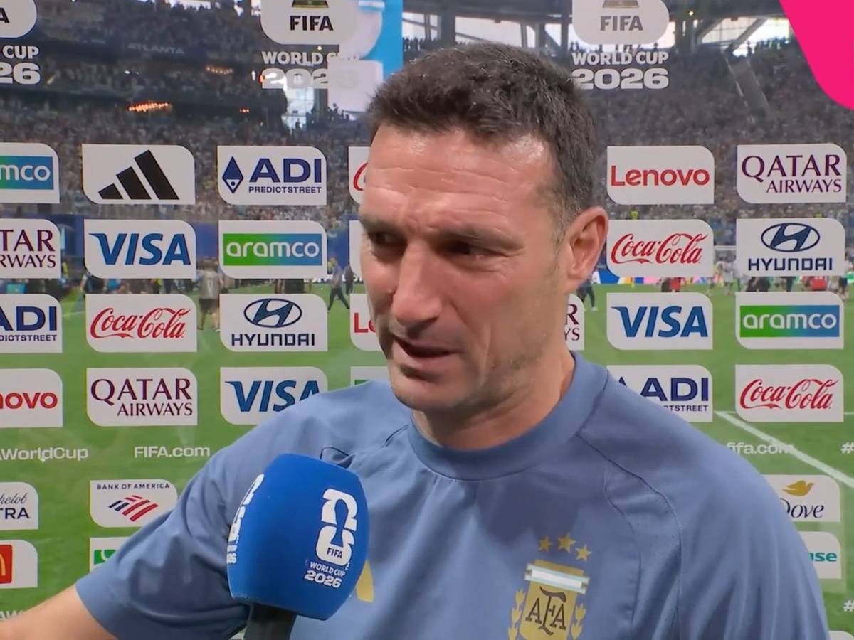 Lionel Scaloni hat im Interview Tränen in den Augen.
