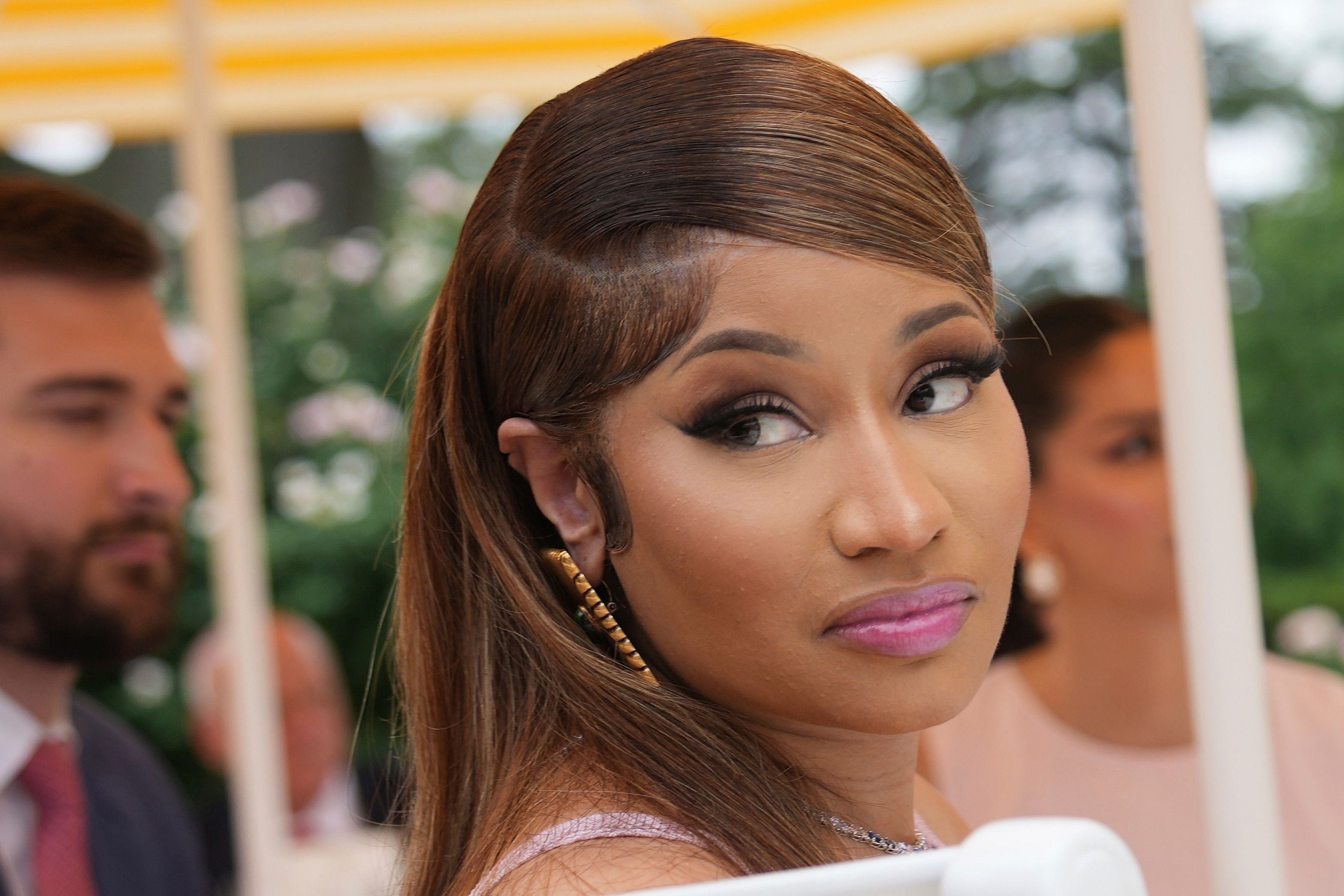 Nicki Minaj hört zu, während US-Präsident Donald Trump bei einem Mittagessen im Rosengarten des Weißen Hauses spricht.