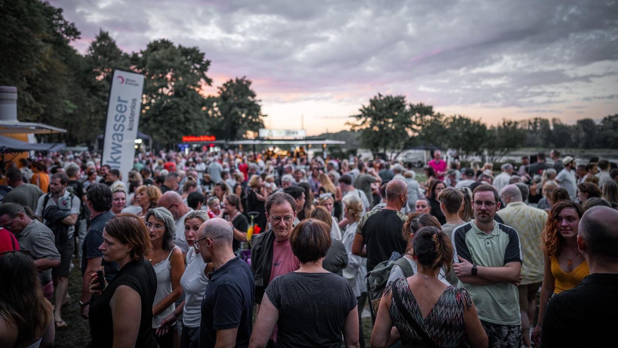 Menschen feiern das Fest „Lichter für Niehl“.