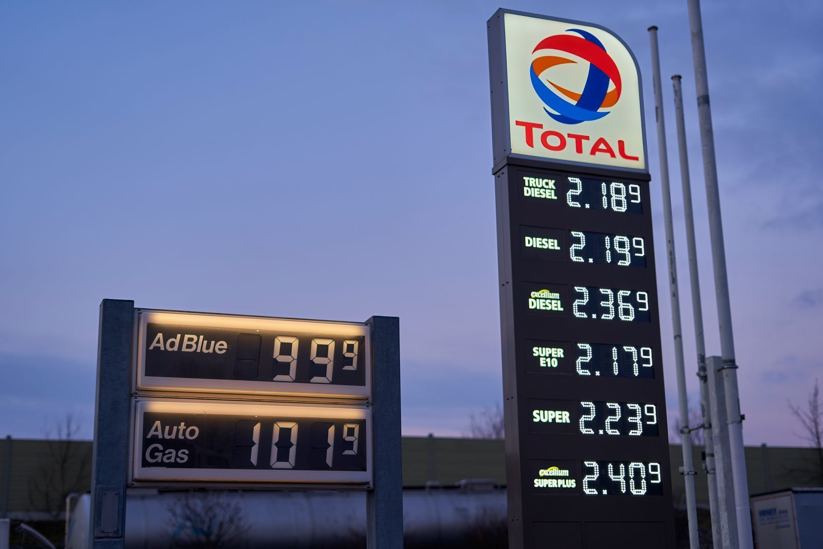 Der Preisvergleich des ADAC zeigt, dass es sich so gut wie immer lohnt, zum Tanken die Autobahn zu verlassen. (Bild: iStock/In Stock)