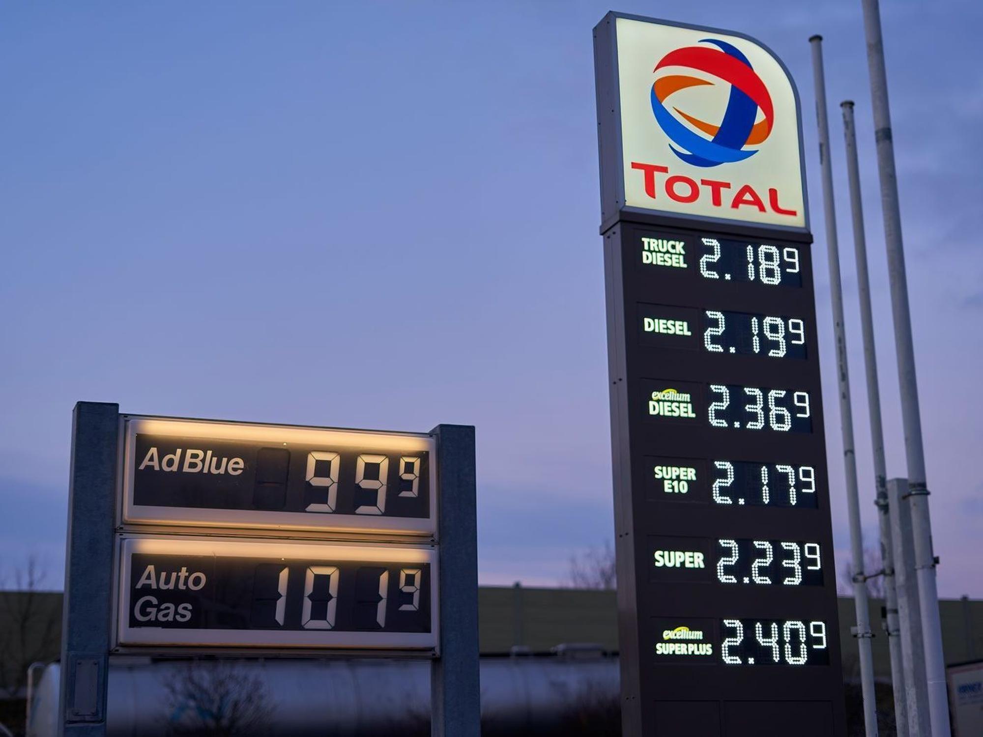Der Preisvergleich des ADAC zeigt, dass es sich so gut wie immer lohnt, zum Tanken die Autobahn zu verlassen. (Bild: iStock/In Stock)