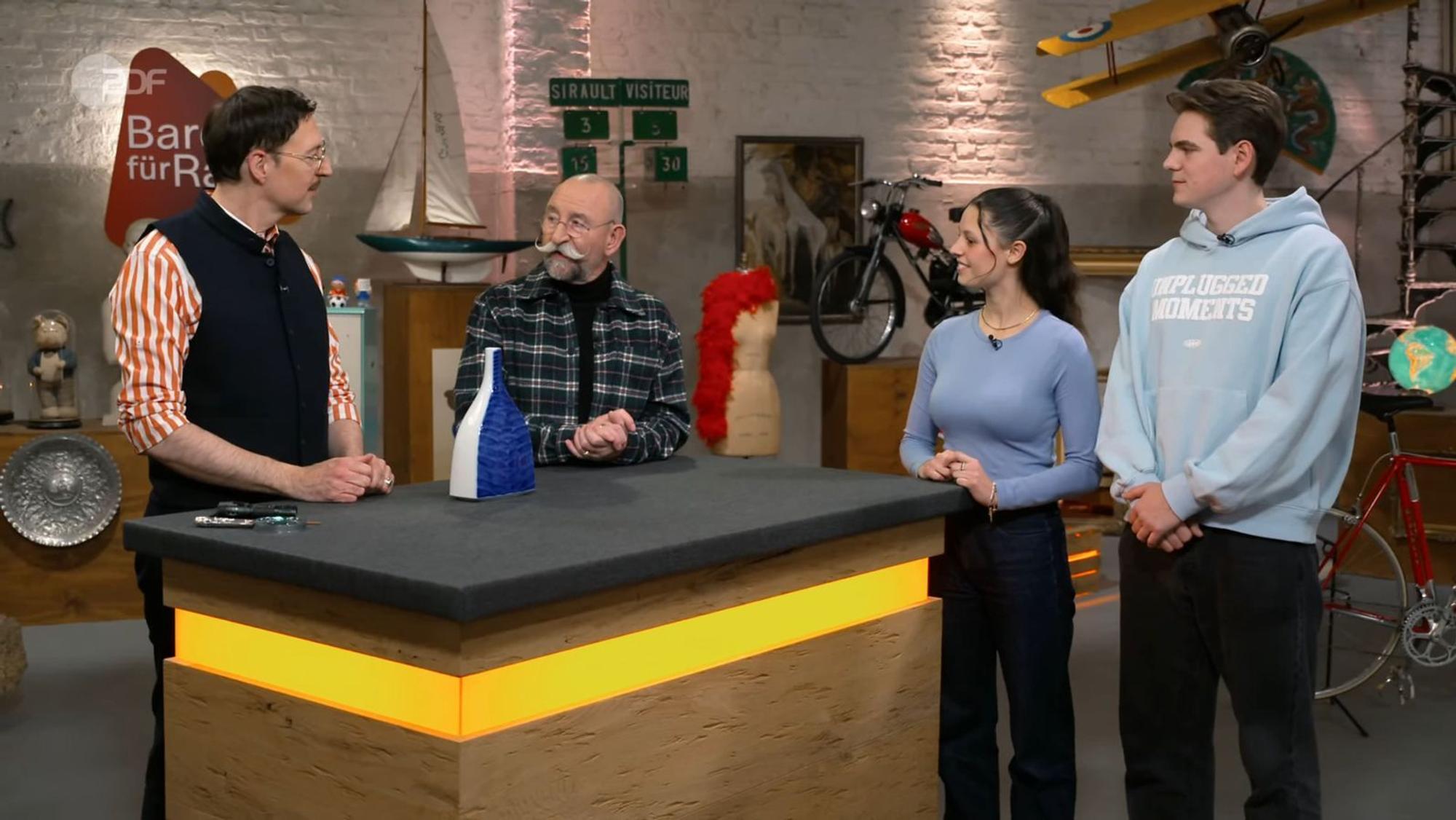 „Der hat so viel Intelligenz, da könntest du ein paar Leute draus machen“, lobte Lichter den Kollegen. Der taxierte auf 180 Euro für die Vase von KPM. Elena und Jordi dachten ursprünglich an 300 Euro. David Suppes war das Objekt 350 Euro wert. (Bild: ZDF)
