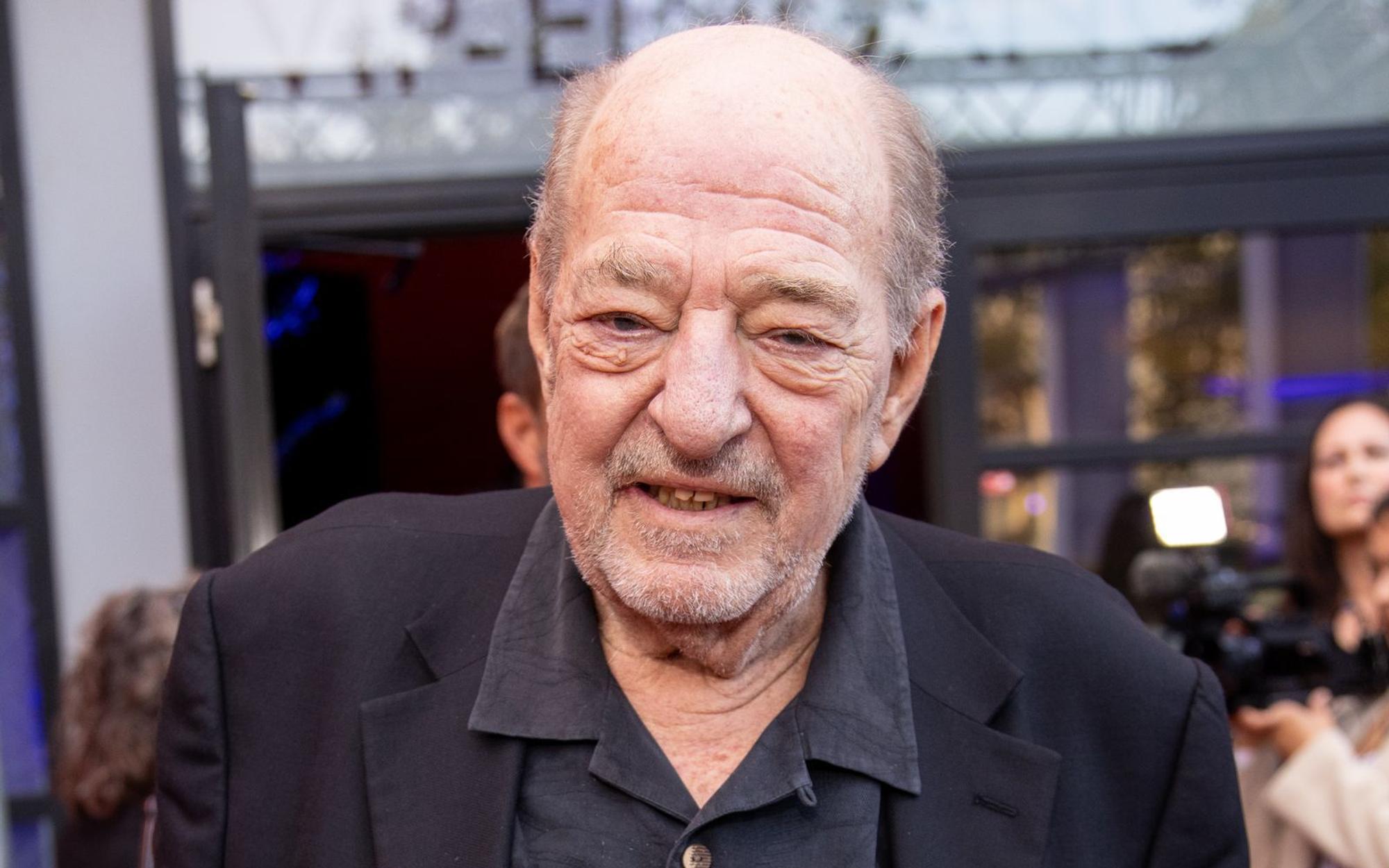 Ralph Siegel musste vor wenigen Tagen wegen einer Lungenentzündung in ein Krankenhaus eingeliefert werden, wo der Erfolgskomponist in ein künstlichen Koma versetzt wurde. Laut seiner Familie kann er wieder selbstständig atmen. (Bild: 2022 Getty Images/Joshua Sammer)