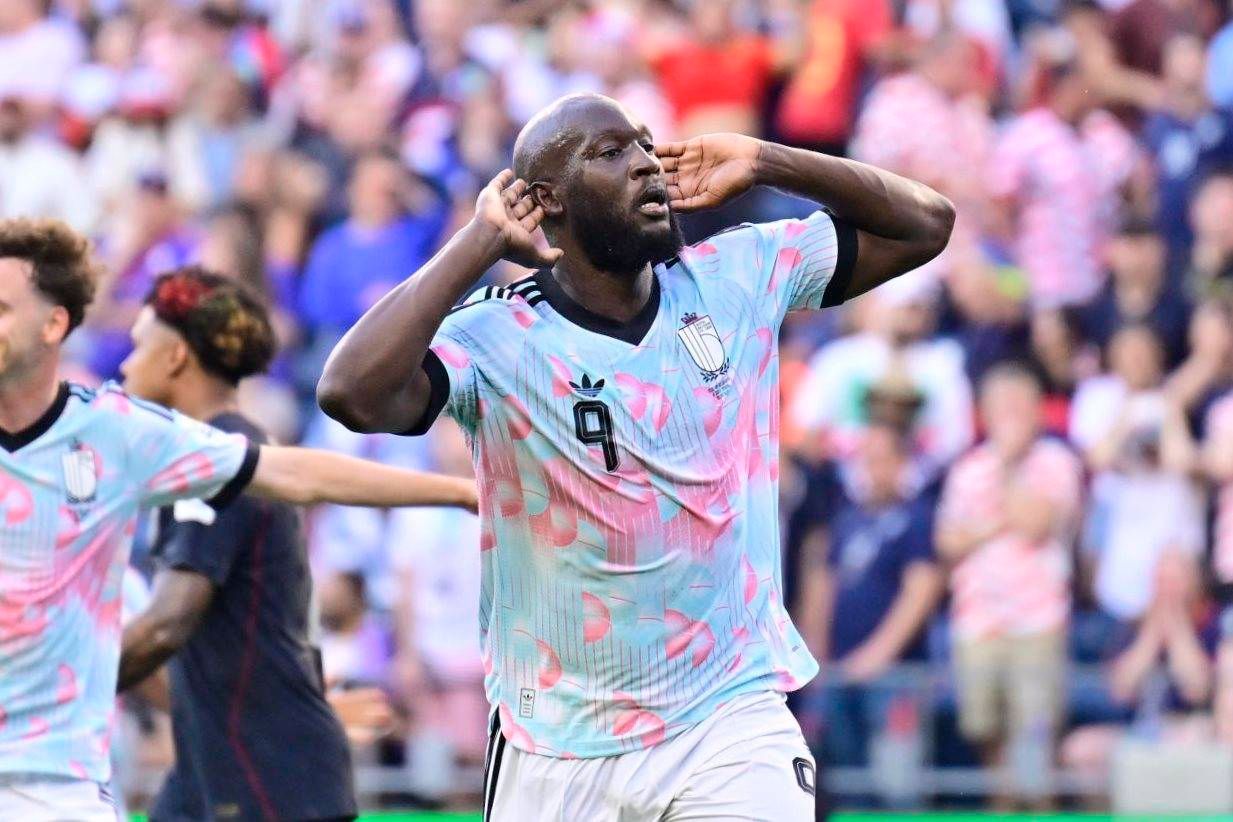 Romelu Lukaku hält sich beim Jubeln beide Hände an die Ohren.