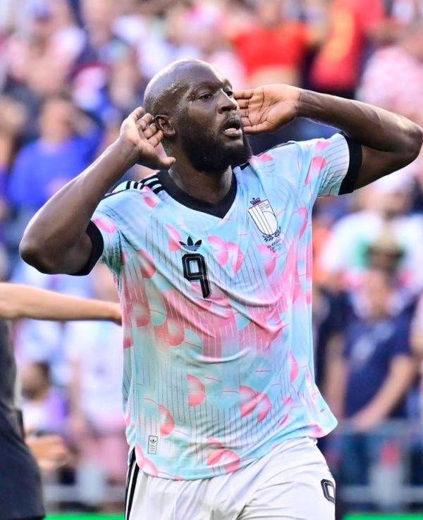Romelu Lukaku hält sich beim Jubeln beide Hände an die Ohren.