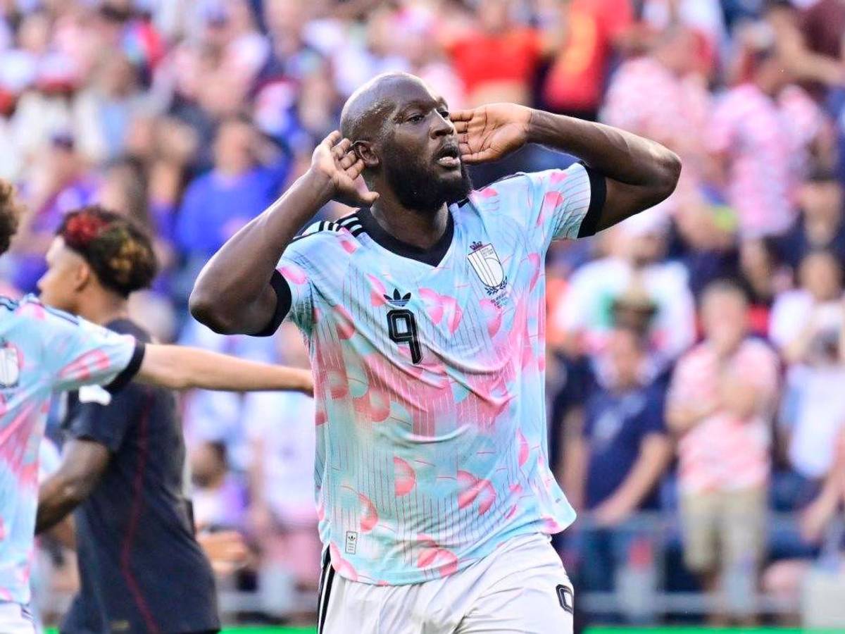 Romelu Lukaku hält sich beim Jubeln beide Hände an die Ohren.