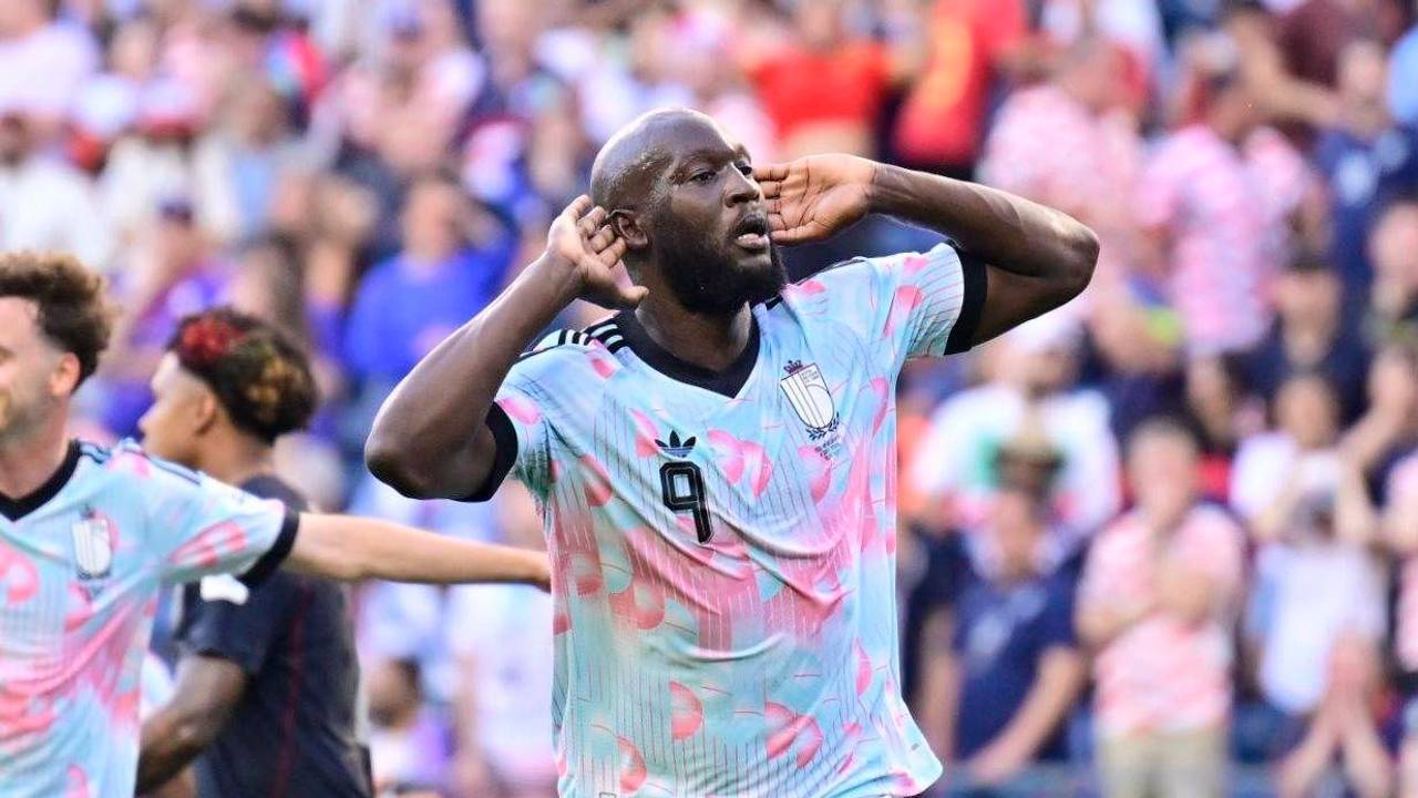 Romelu Lukaku hält sich beim Jubeln beide Hände an die Ohren.